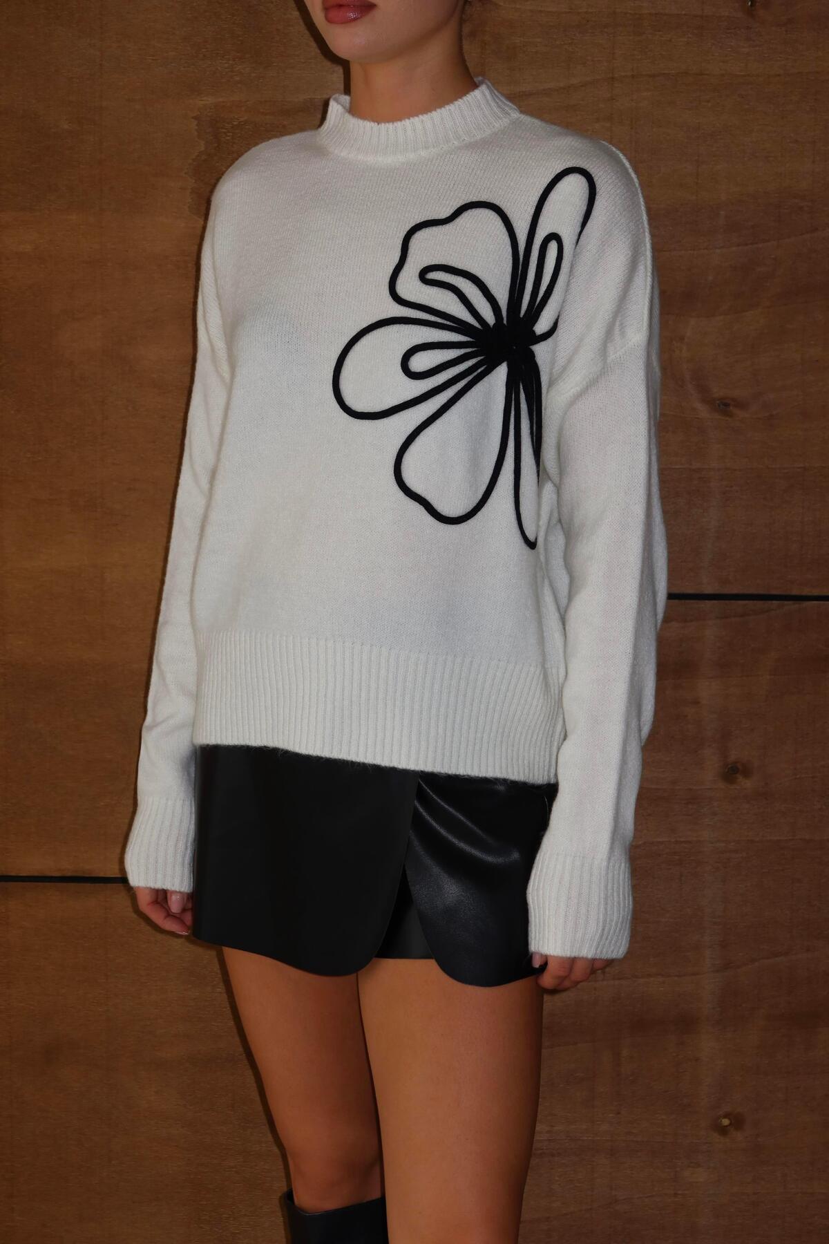 Çiçek Desenli Triko Kazak