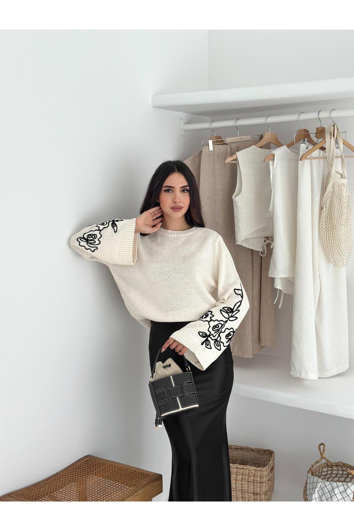 Kollari Nakış Detaylı İspanyol Kol Triko Kazak