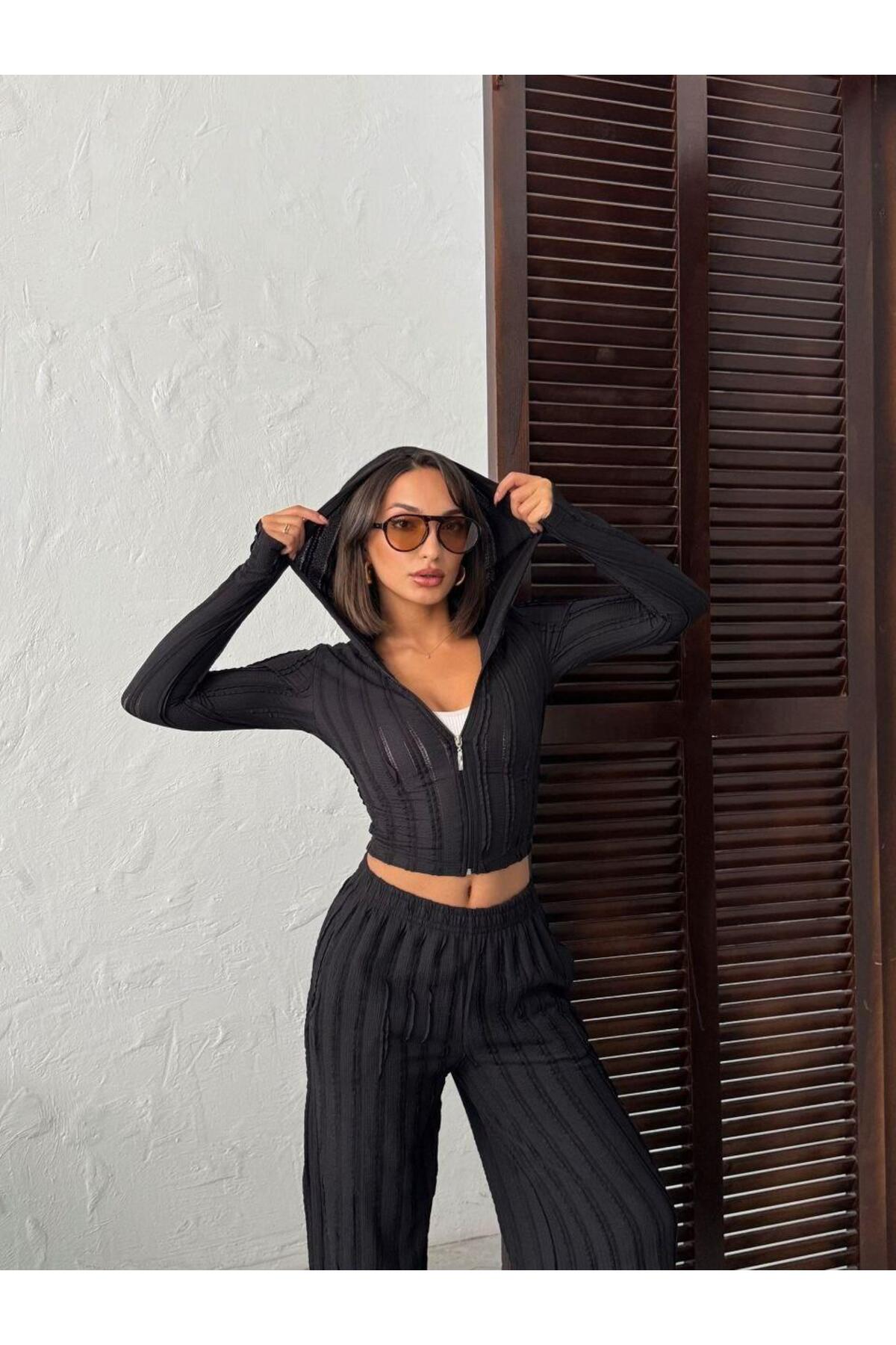 Parmak Geçmeli Kapüşonlu Crop Hırka & Geniş Paça Pantolon Dokulu Takım