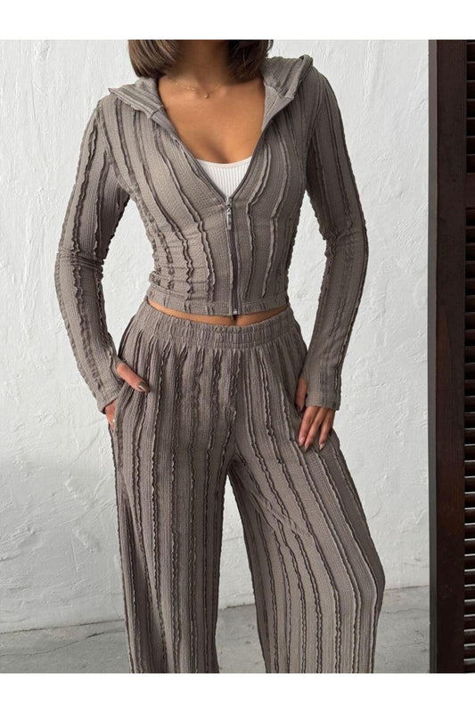 Parmak Geçmeli Kapüşonlu Crop Hırka & Geniş Paça Pantolon Dokulu Takım