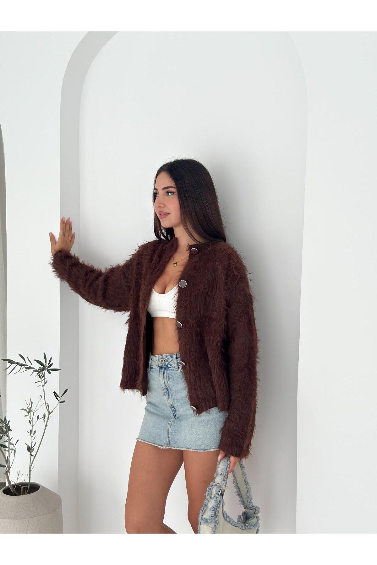 Tüylü Dokulu Bisiklet Yaka Büyük Düğmeli Triko Hırka