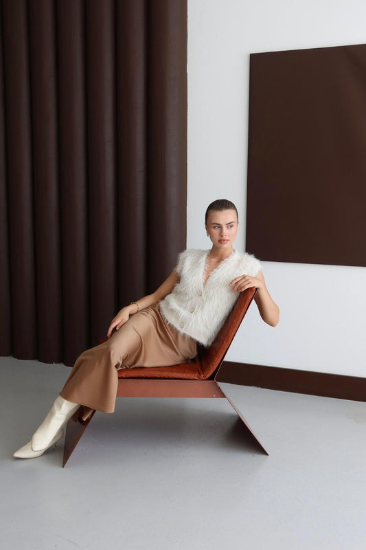 V Yaka Düğmeli Tüylü Triko Yelek