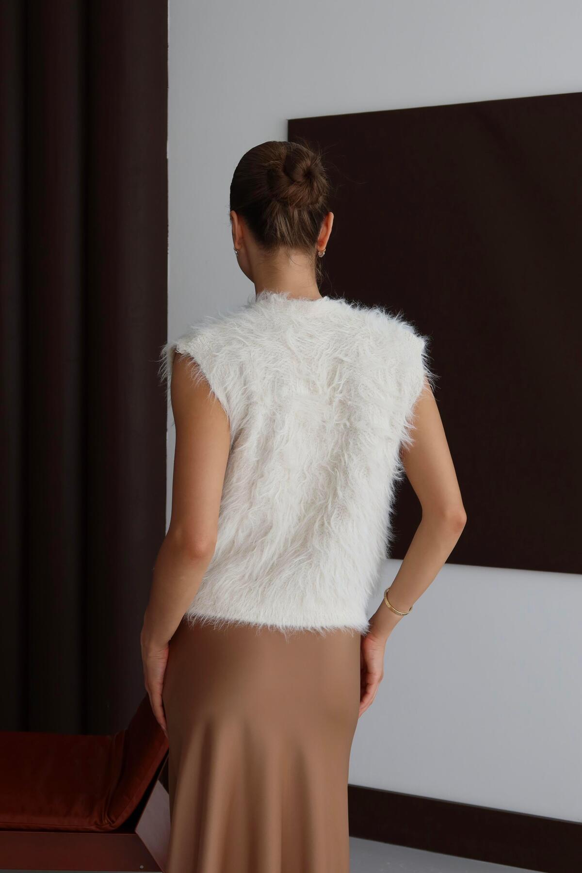 V Yaka Düğmeli Tüylü Triko Yelek