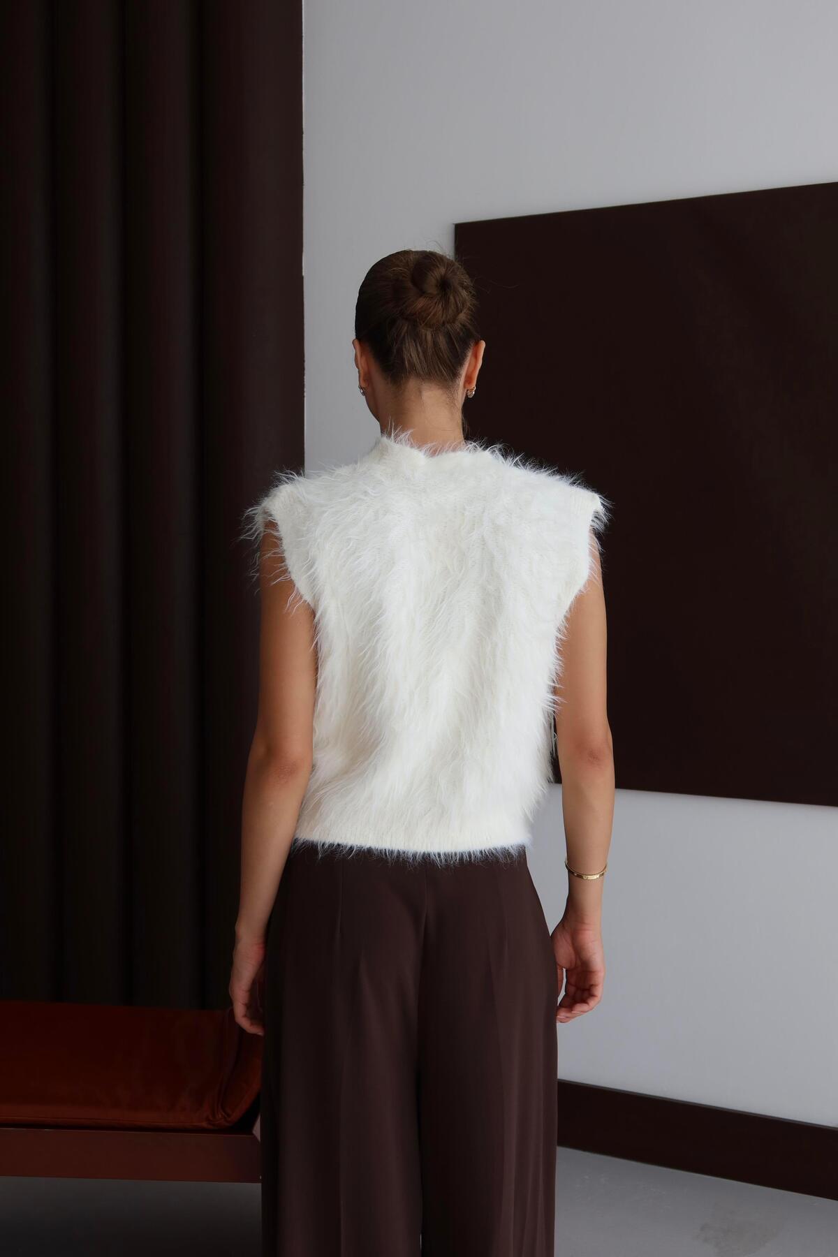 V Yaka Düğmeli Tüylü Triko Yelek