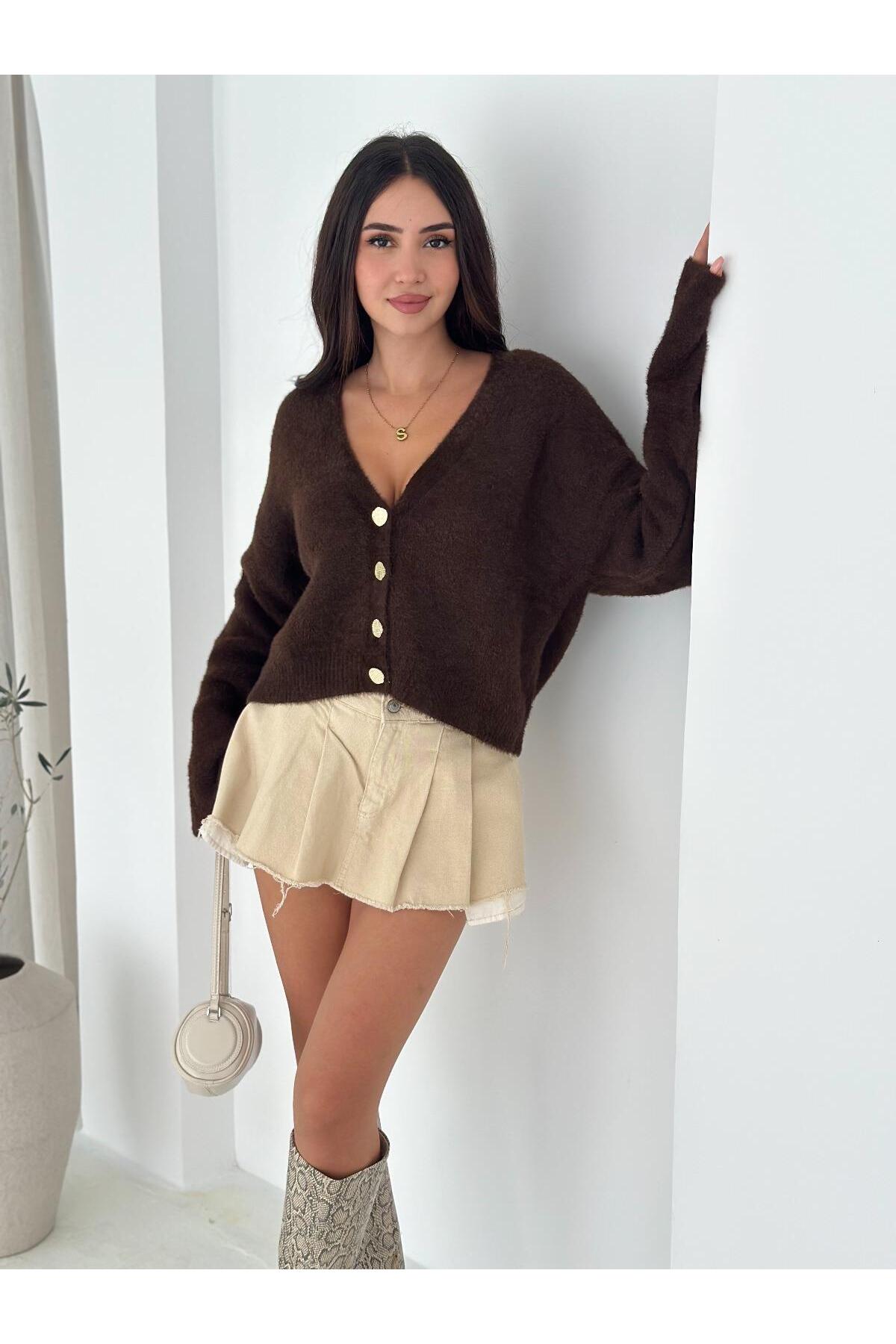 Yumuşak Dokulu V Yaka Gold Düğmeli Triko Hırka