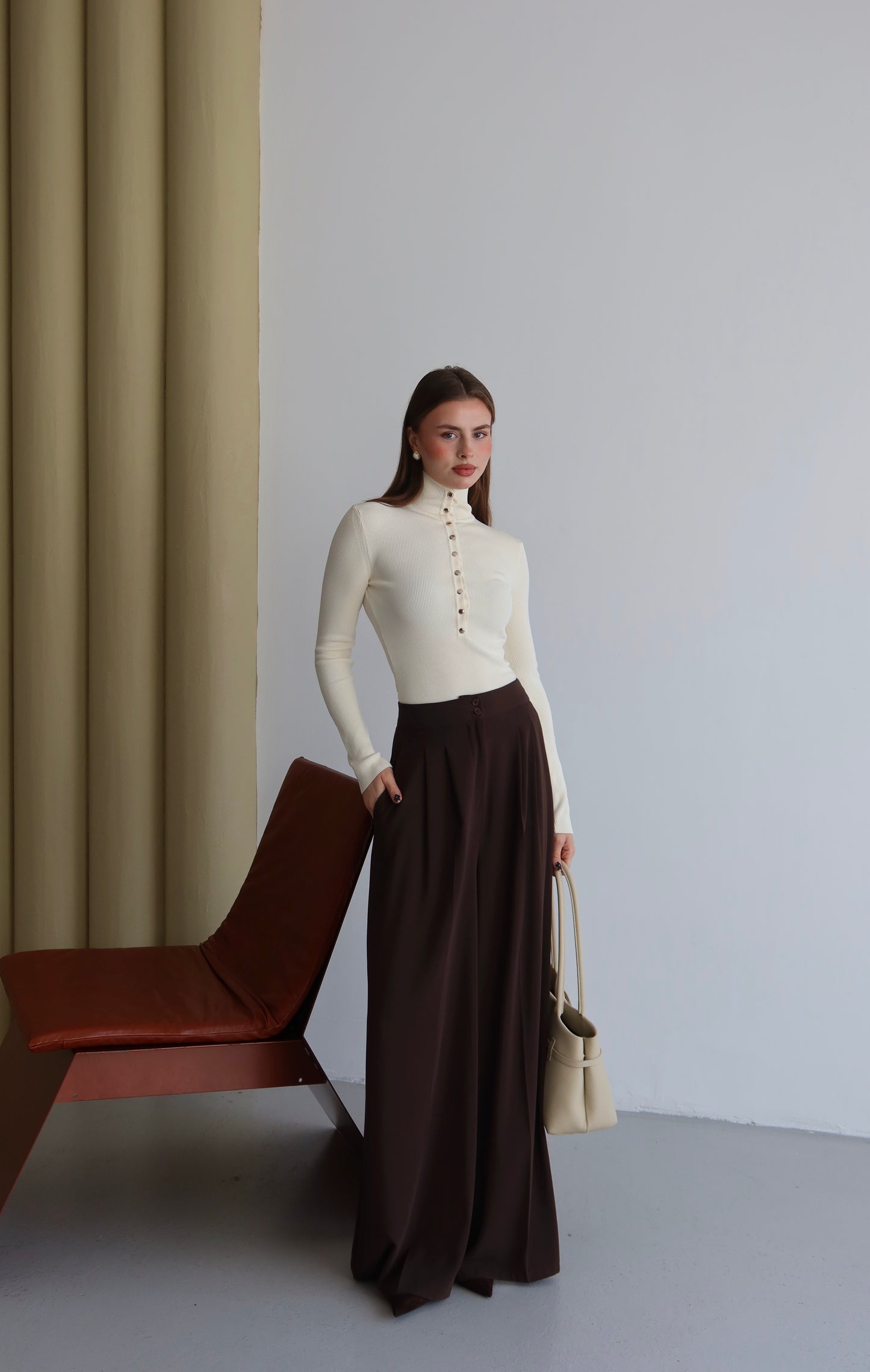 Metal Düğmeli Hakim Yaka (Yarım Balıkçı) Fitilli Triko Kazak