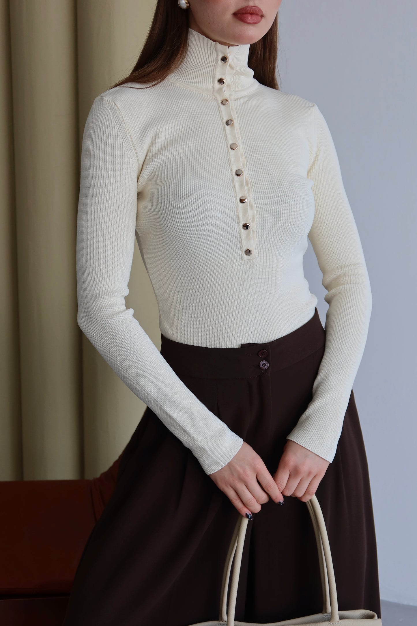 Metal Düğmeli Hakim Yaka (Yarım Balıkçı) Fitilli Triko Kazak