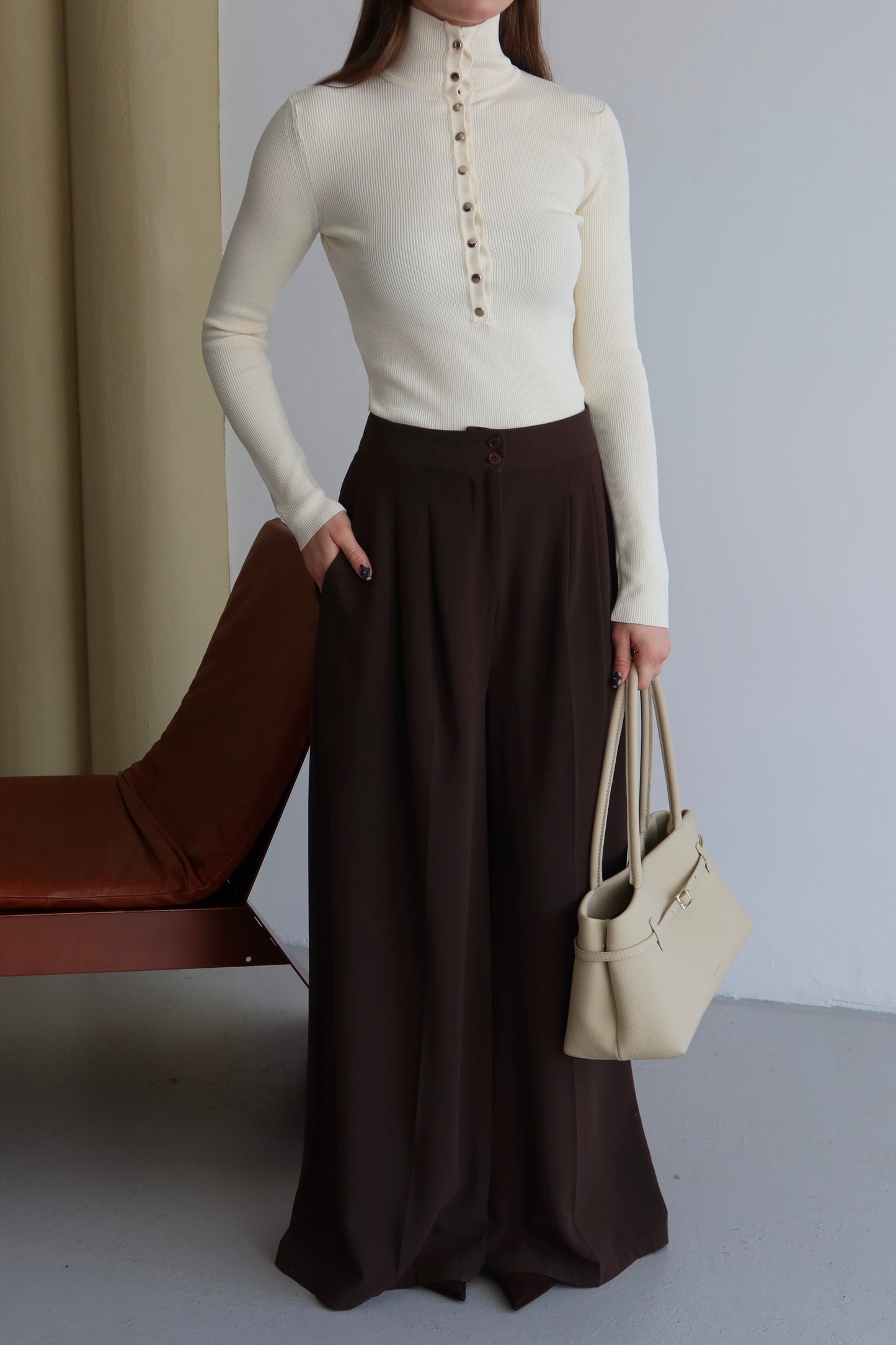 Metal Düğmeli Hakim Yaka (Yarım Balıkçı) Fitilli Triko Kazak