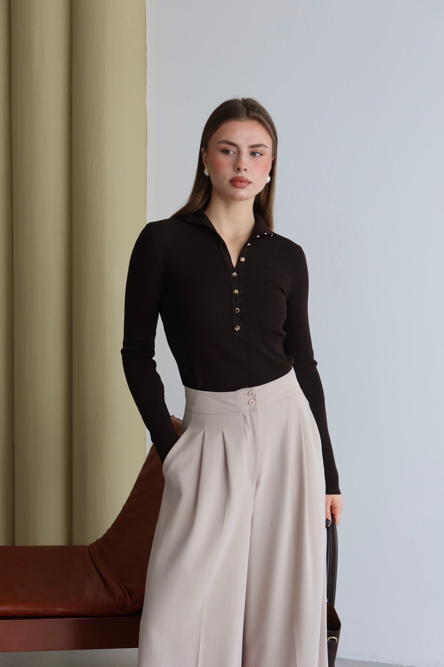 Metal Düğmeli Hakim Yaka (Yarım Balıkçı) Fitilli Triko Kazak