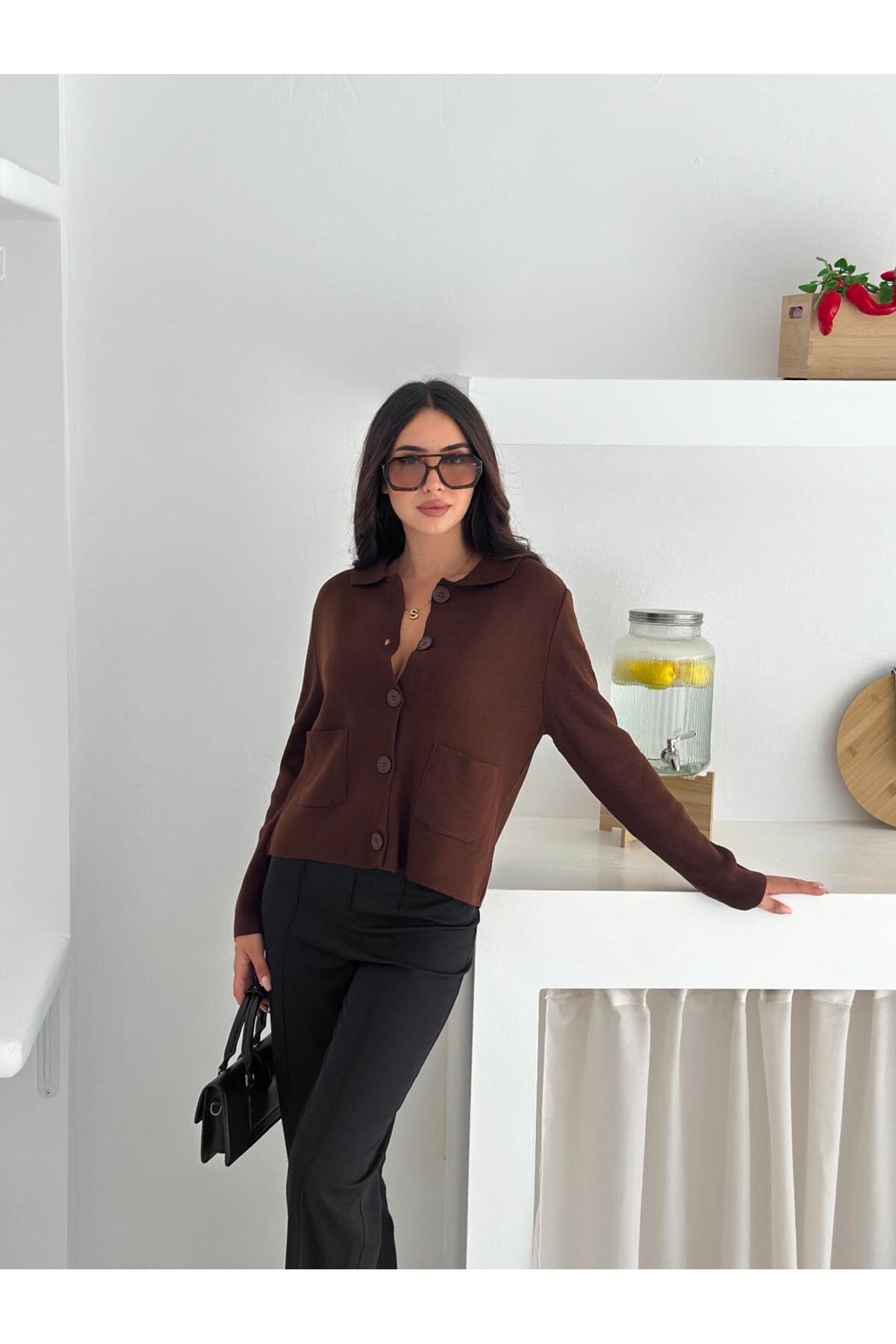 Bebek Yakalı Cepli Düğmeli Kısa Triko Hırka