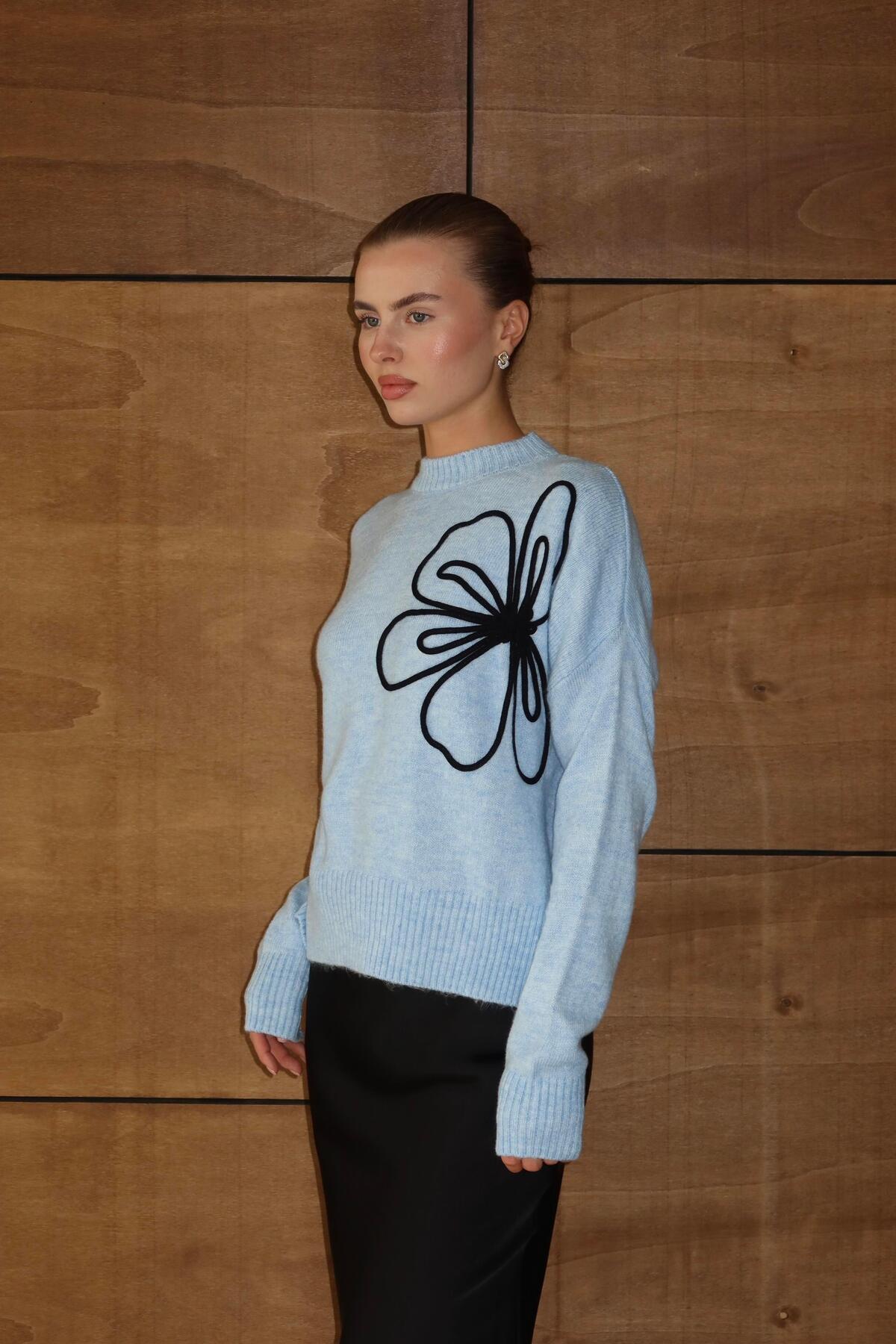 Çiçek Desenli Triko Kazak