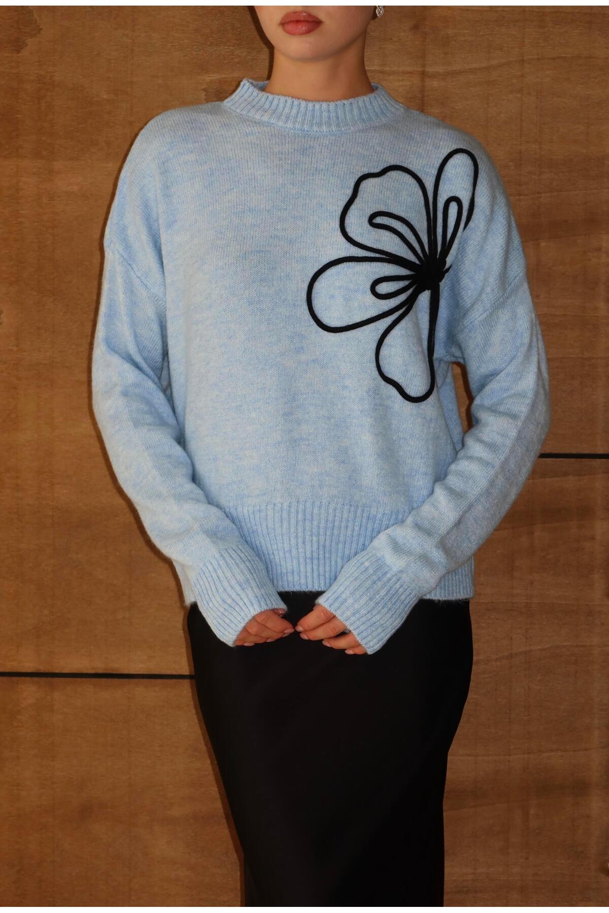 Çiçek Desenli Triko Kazak