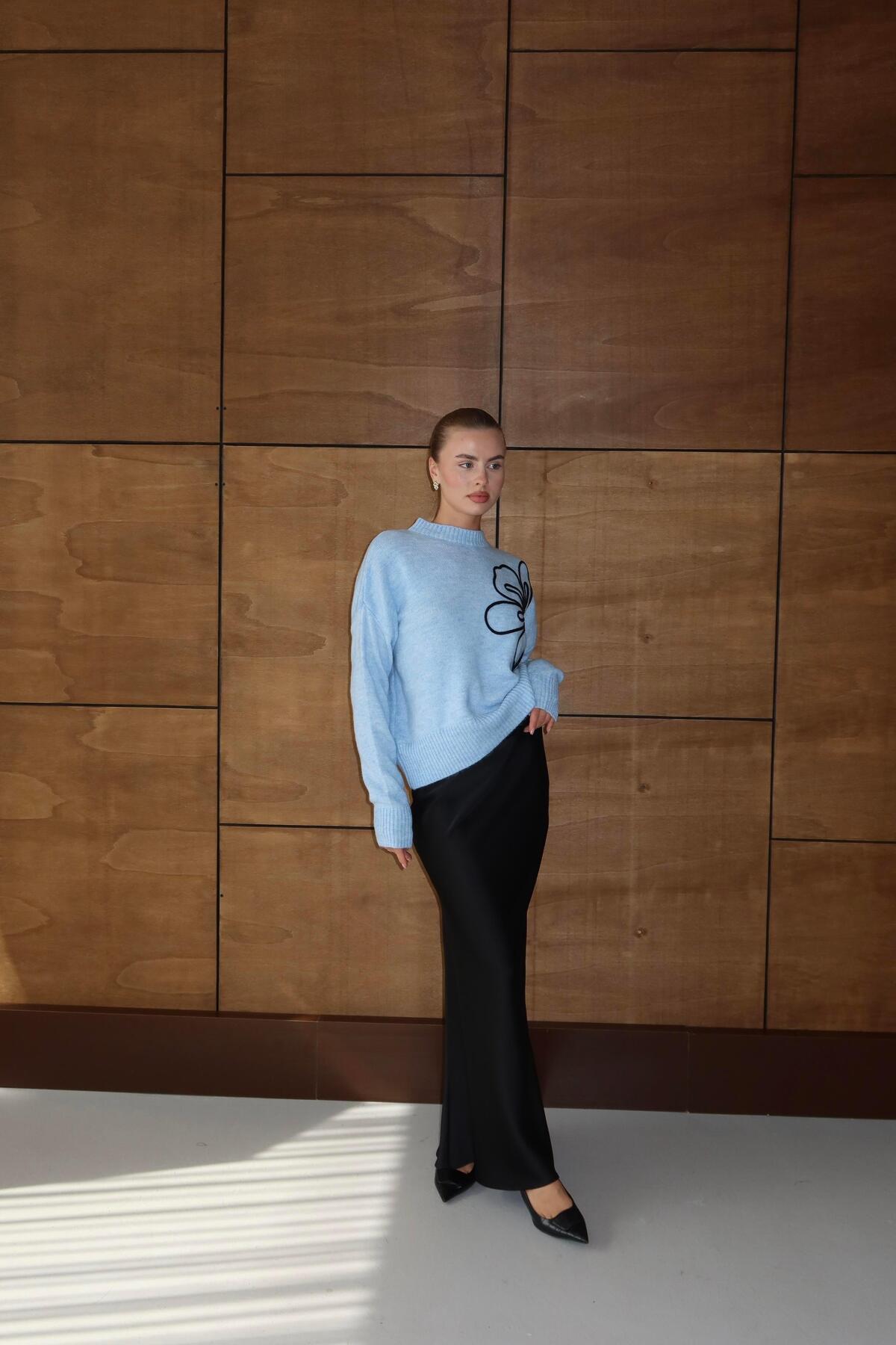 Çiçek Desenli Triko Kazak