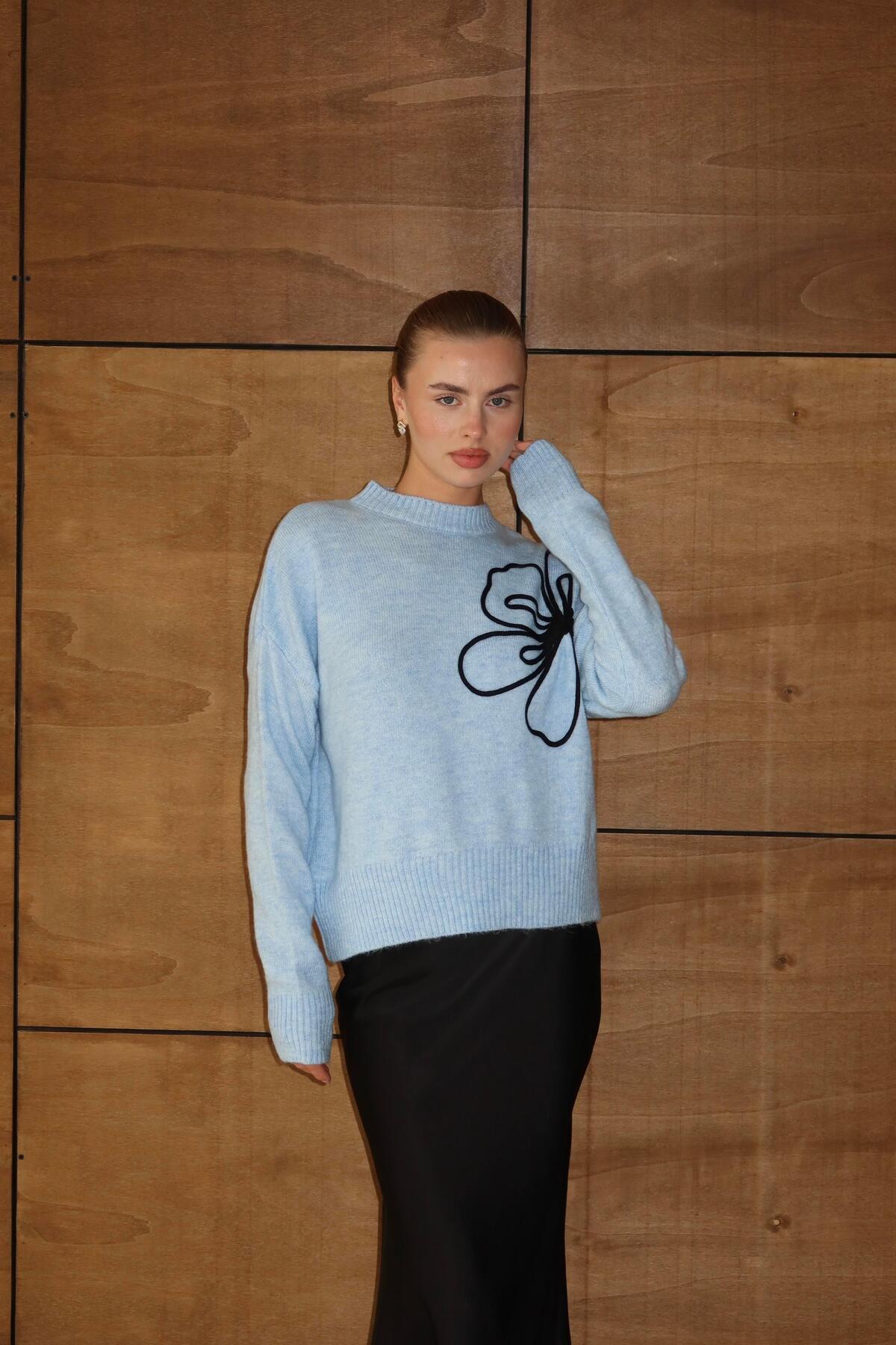 Çiçek Desenli Triko Kazak