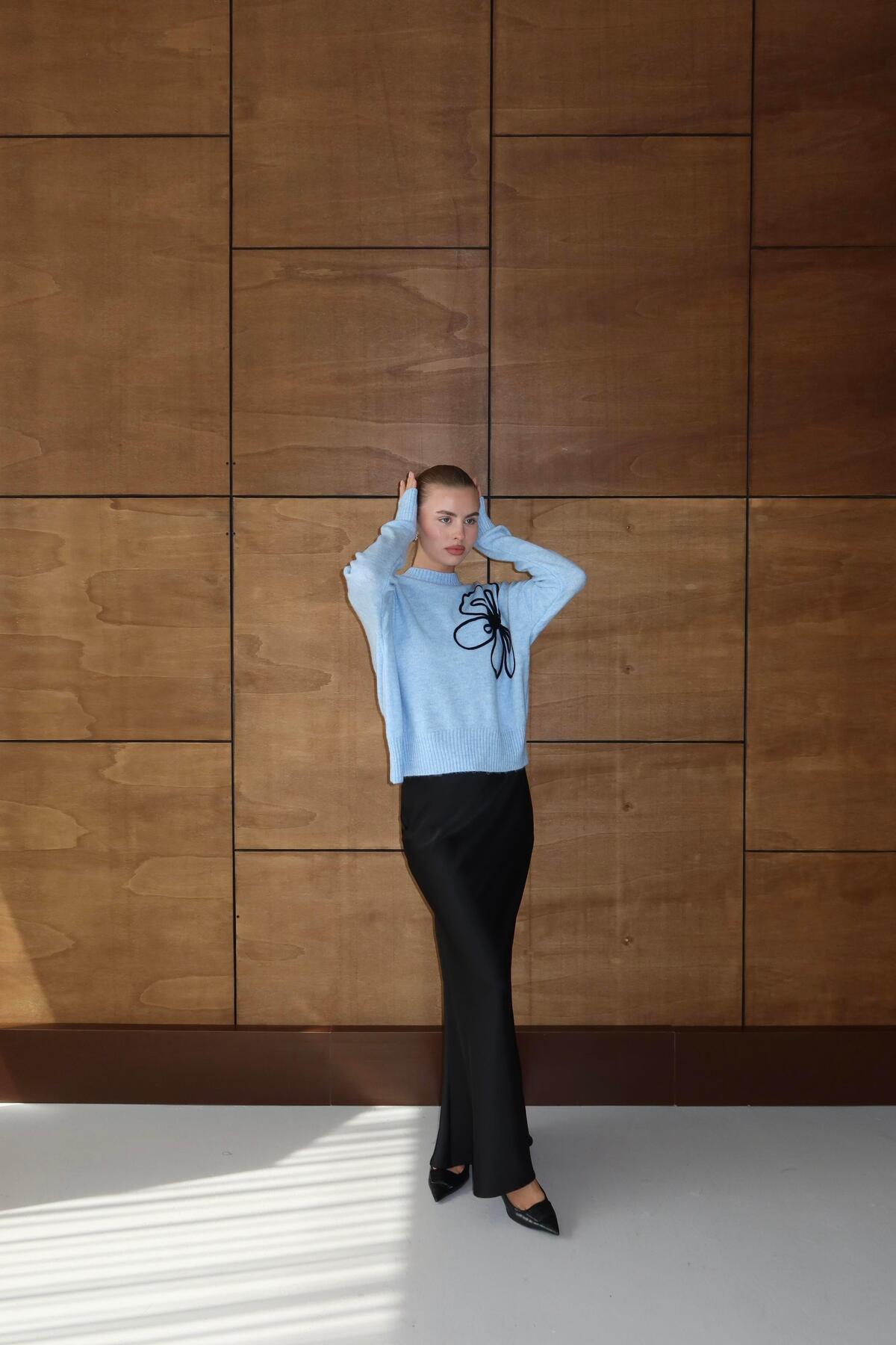 Çiçek Desenli Triko Kazak