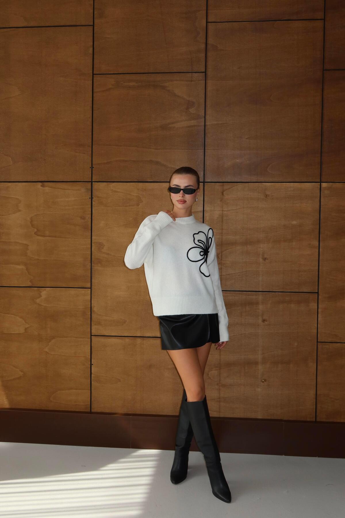 Çiçek Desenli Triko Kazak