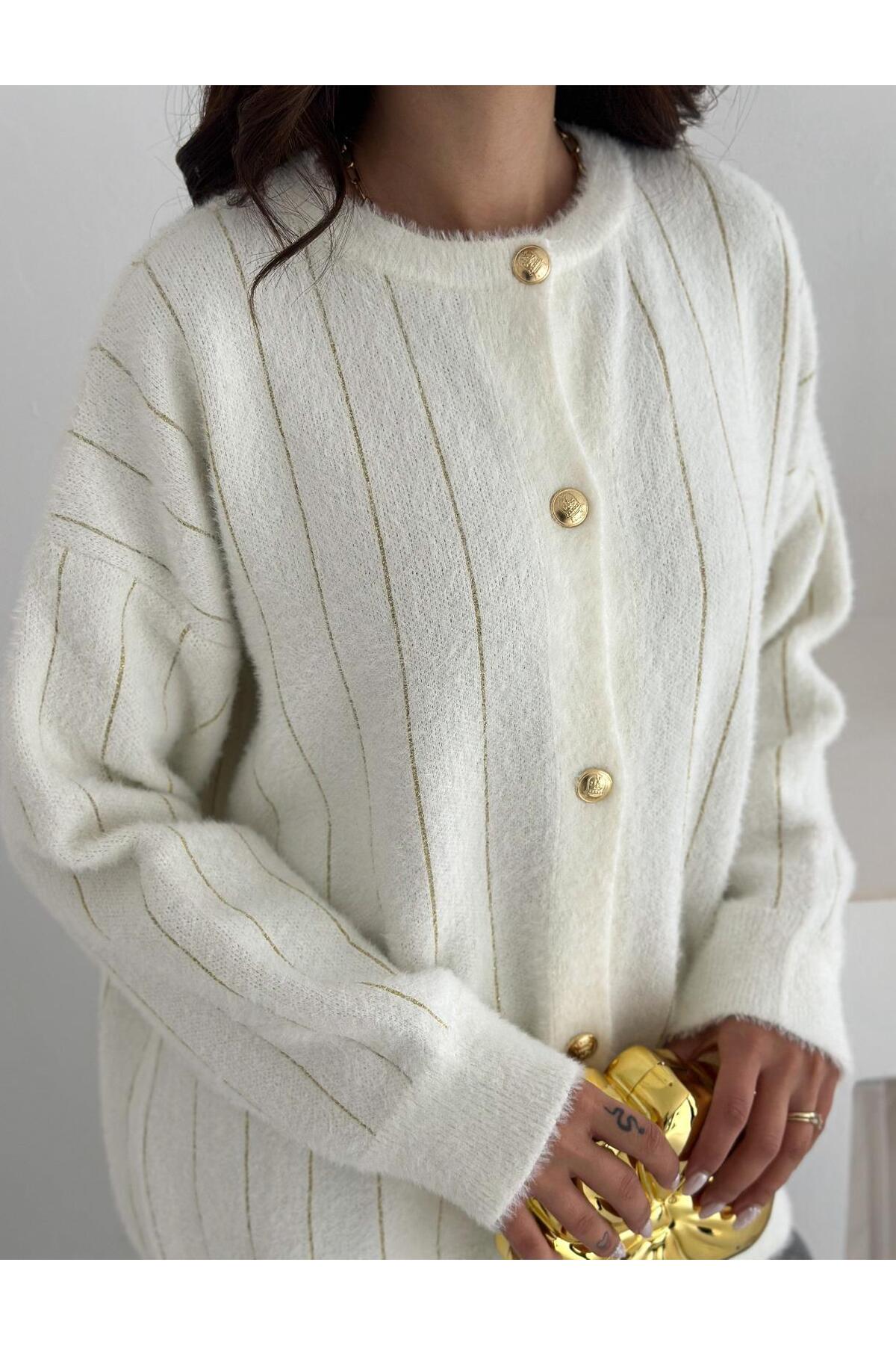 Düğmeli Çizgili Yumuşak Dokulu Triko Hırka