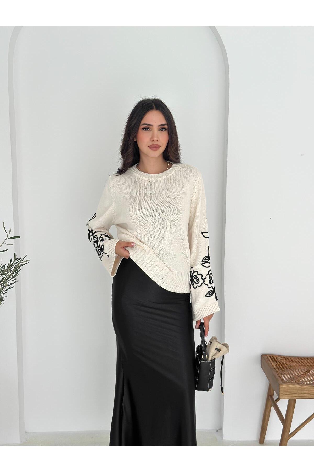 Kollari Nakış Detaylı İspanyol Kol Triko Kazak