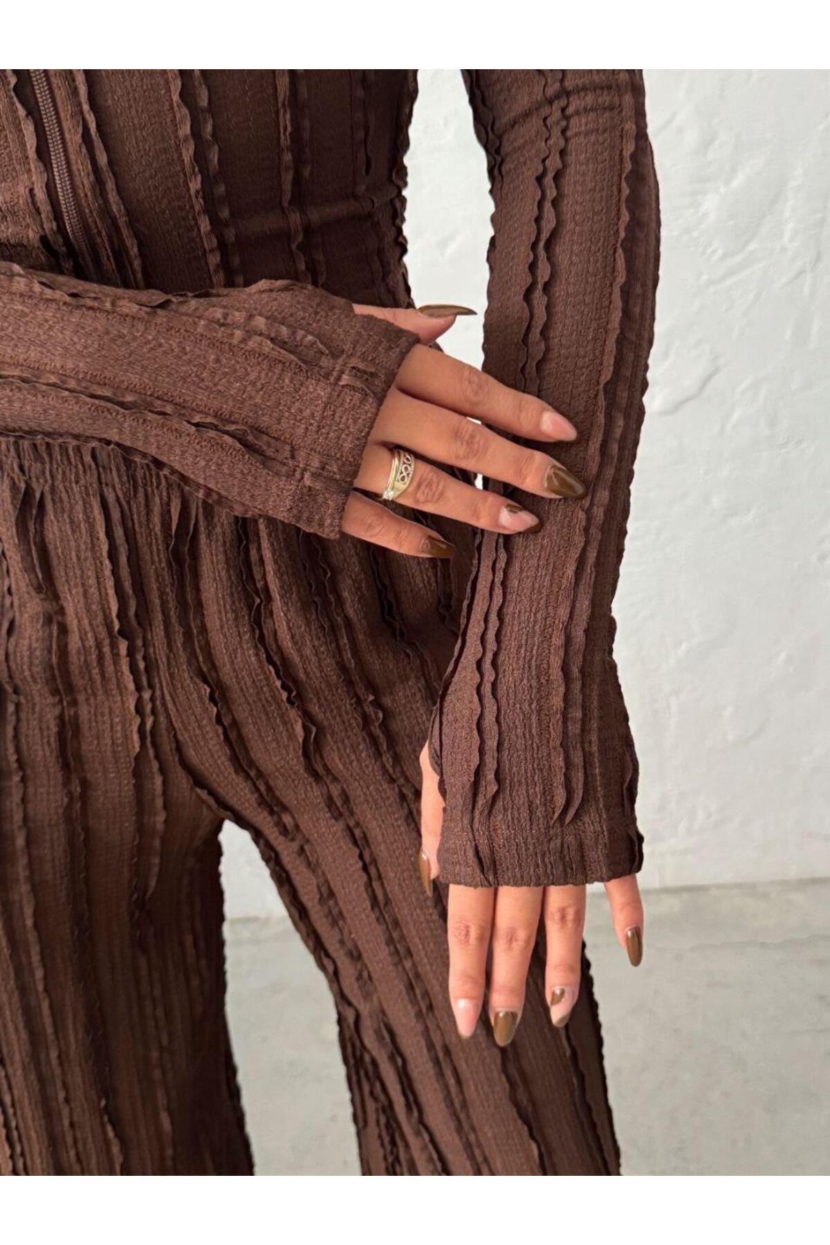 Parmak Geçmeli Kapüşonlu Crop Hırka & Geniş Paça Pantolon Dokulu Takım