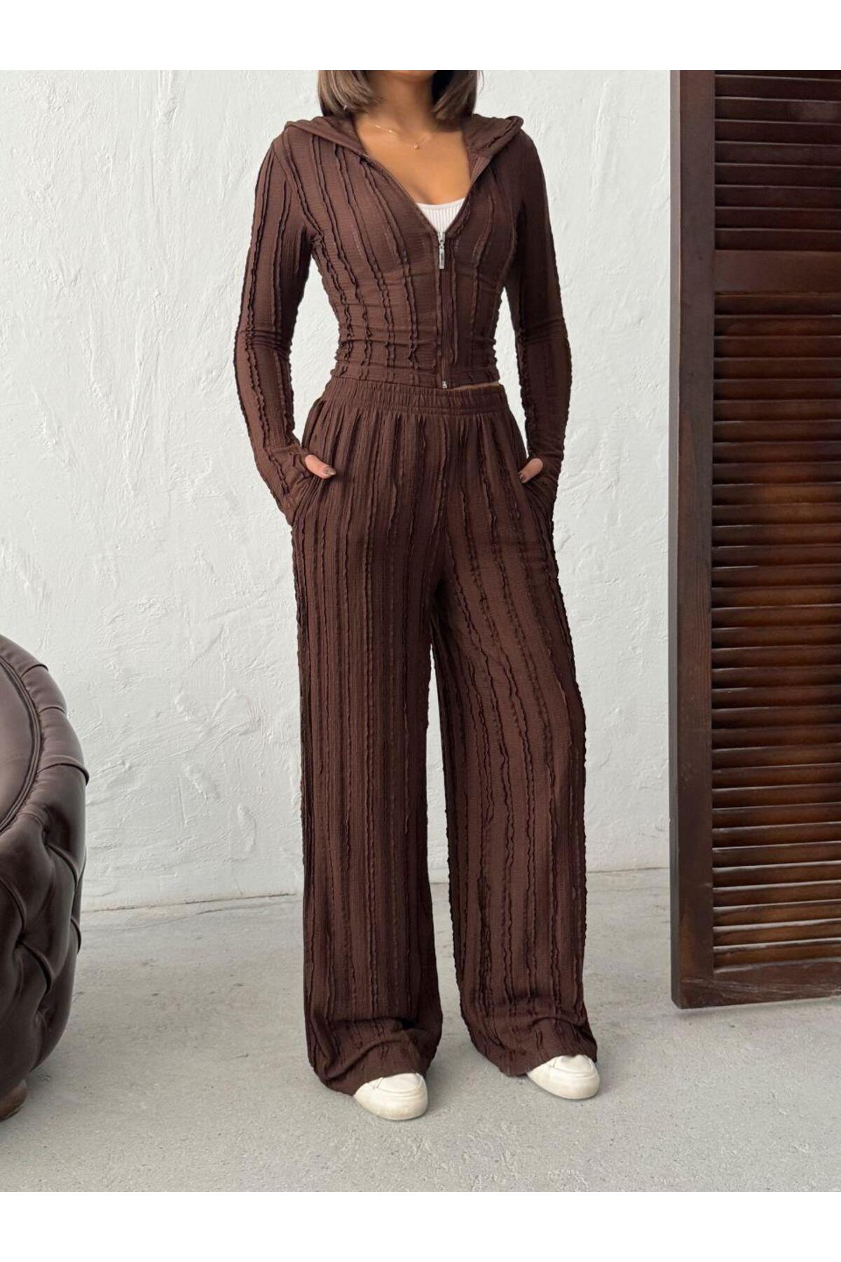 Parmak Geçmeli Kapüşonlu Crop Hırka & Geniş Paça Pantolon Dokulu Takım