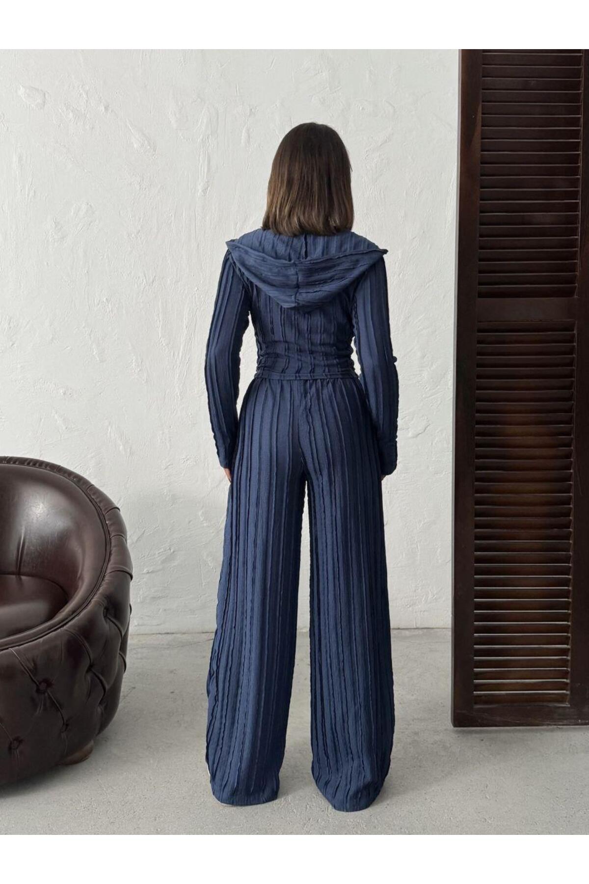 Parmak Geçmeli Kapüşonlu Crop Hırka & Geniş Paça Pantolon Dokulu Takım