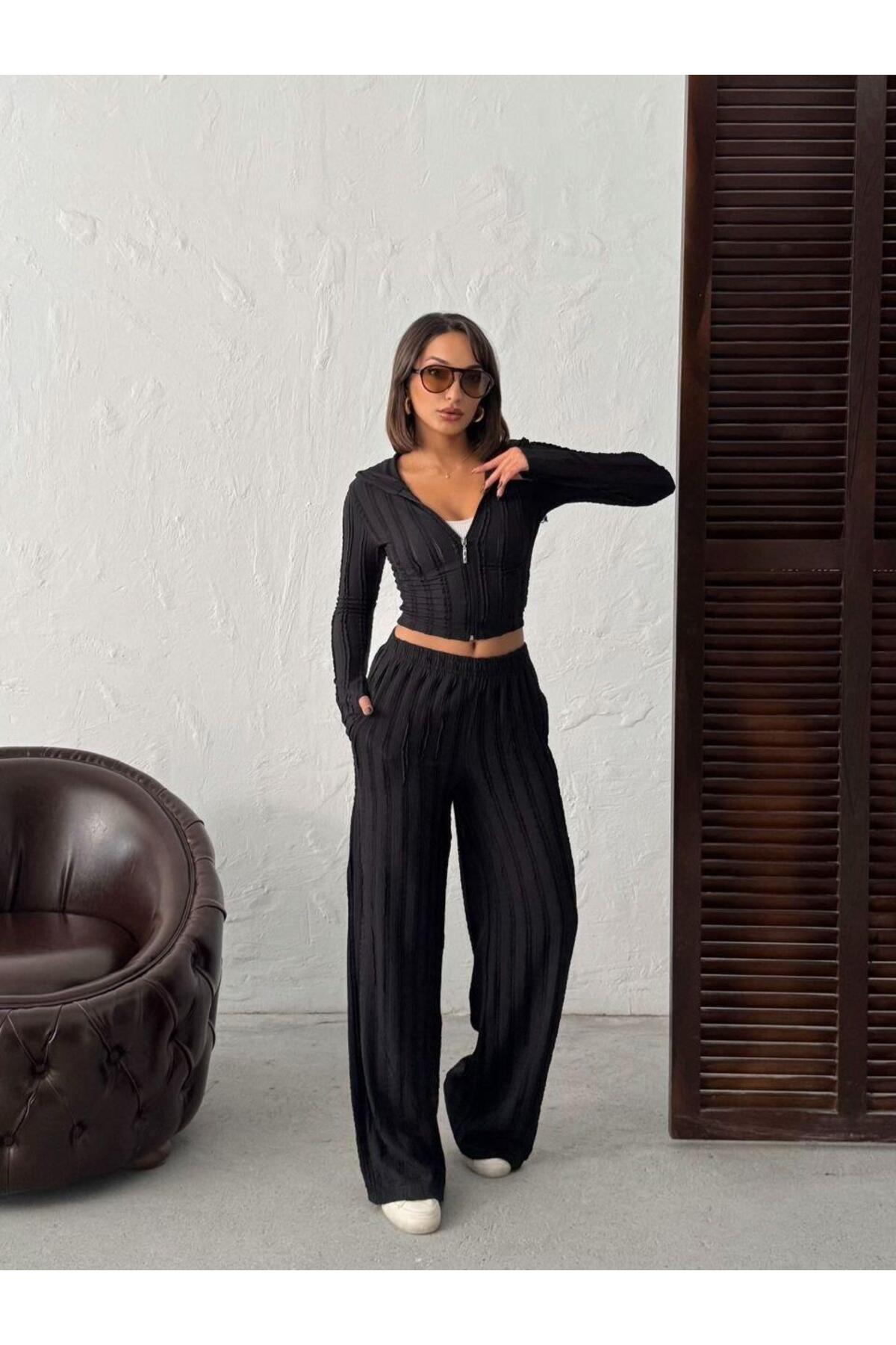 Parmak Geçmeli Kapüşonlu Crop Hırka & Geniş Paça Pantolon Dokulu Takım