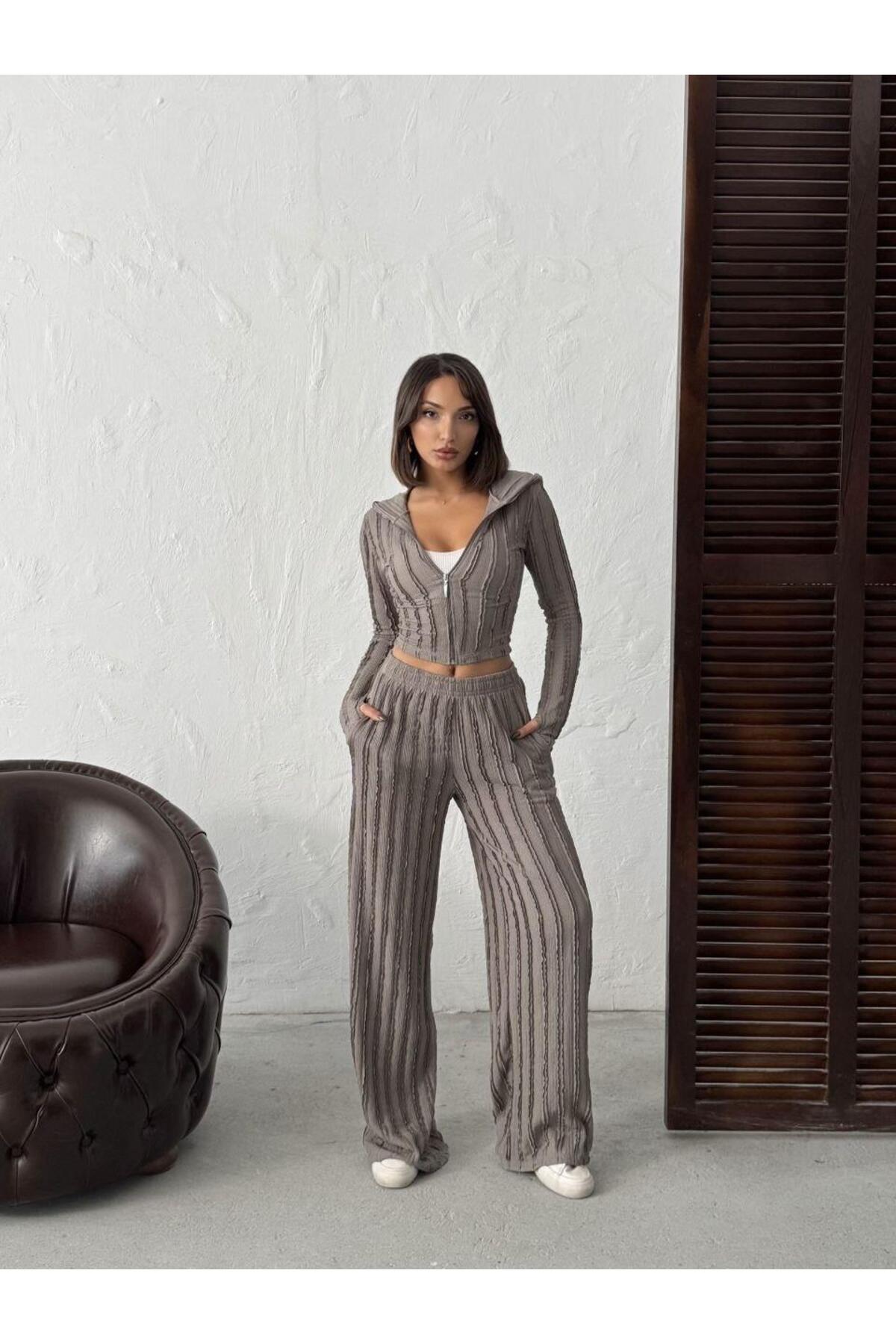 Parmak Geçmeli Kapüşonlu Crop Hırka & Geniş Paça Pantolon Dokulu Takım
