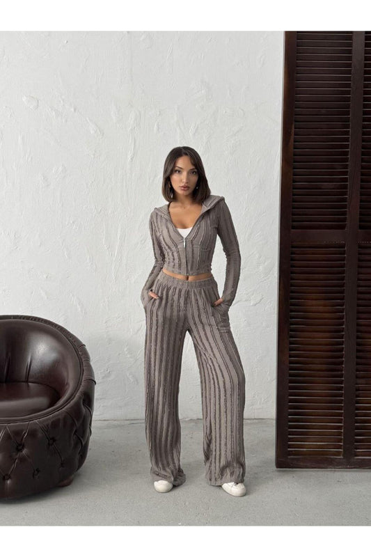 Parmak Geçmeli Kapüşonlu Crop Hırka & Geniş Paça Pantolon Dokulu Takım