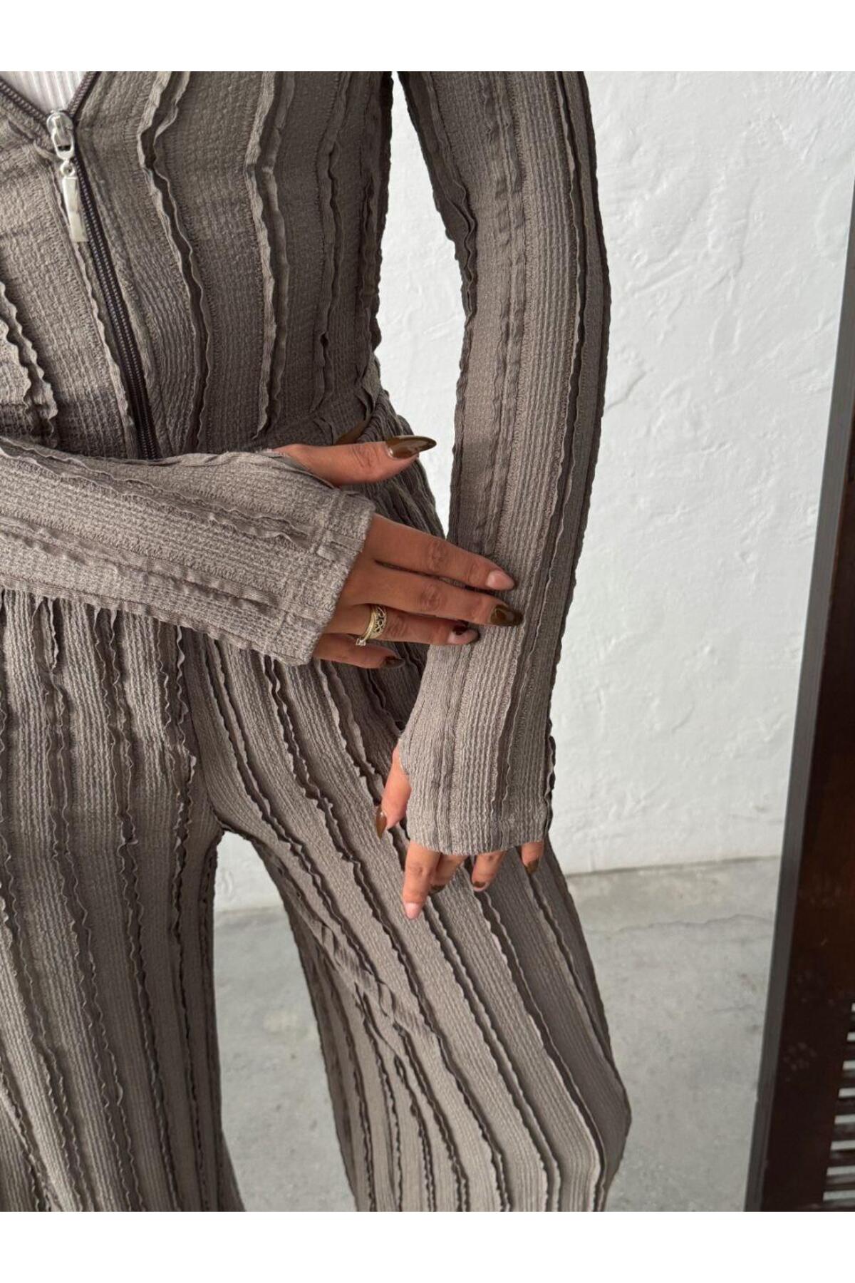 Parmak Geçmeli Kapüşonlu Crop Hırka & Geniş Paça Pantolon Dokulu Takım