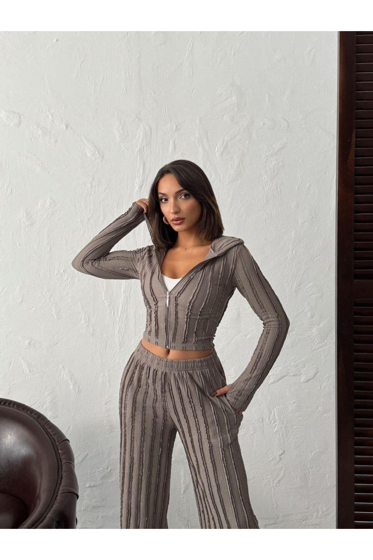 Parmak Geçmeli Kapüşonlu Crop Hırka & Geniş Paça Pantolon Dokulu Takım
