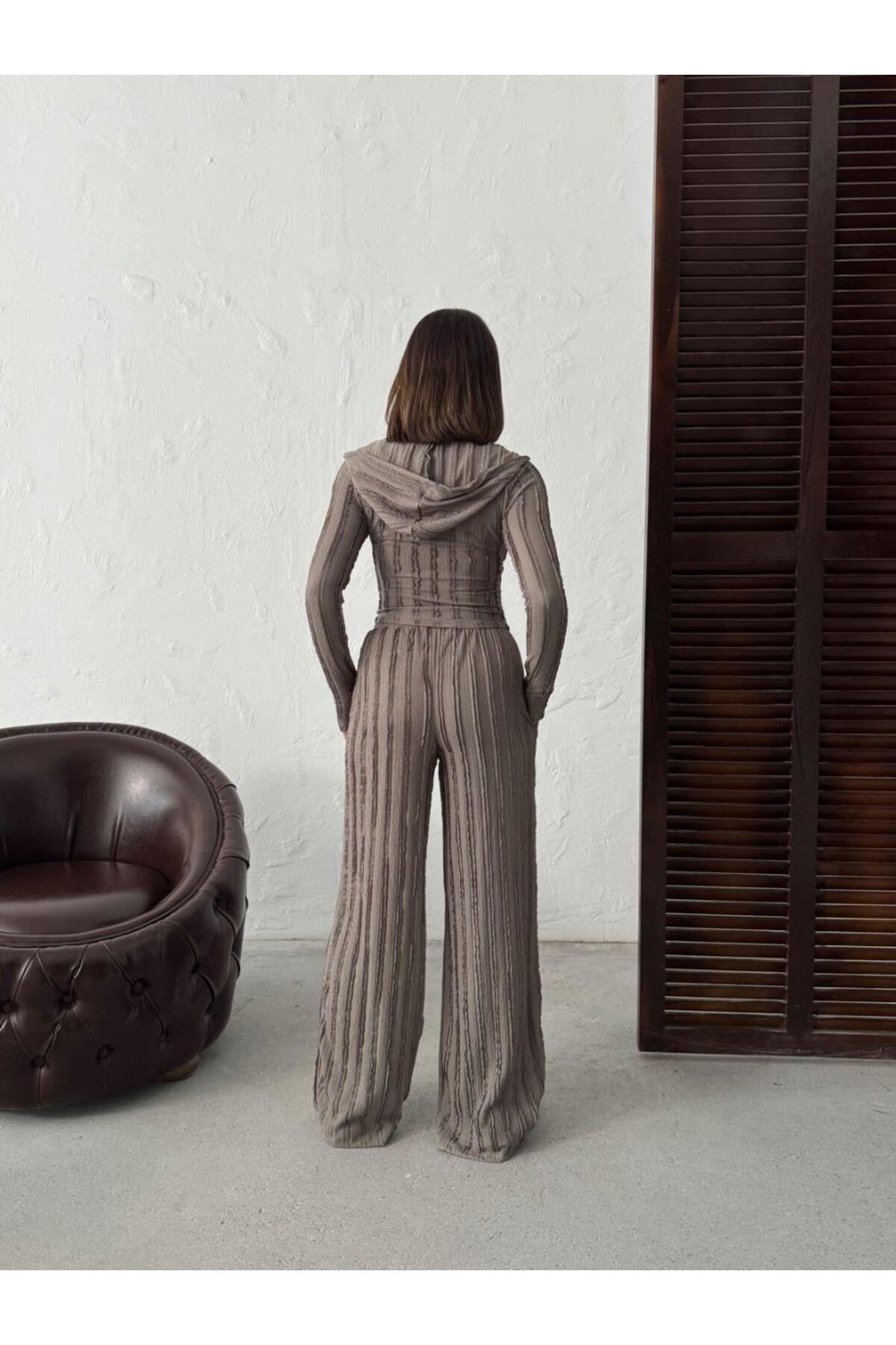 Parmak Geçmeli Kapüşonlu Crop Hırka & Geniş Paça Pantolon Dokulu Takım
