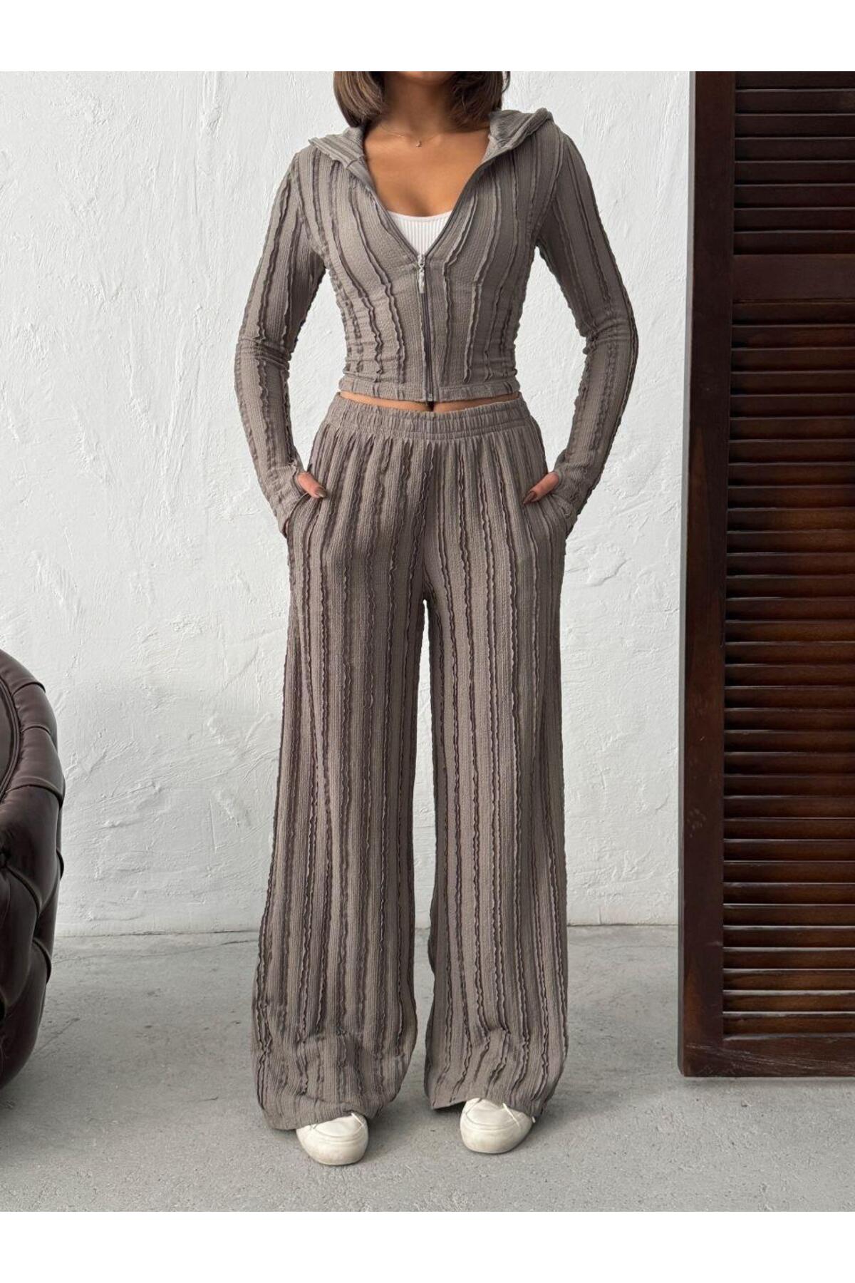 Parmak Geçmeli Kapüşonlu Crop Hırka & Geniş Paça Pantolon Dokulu Takım