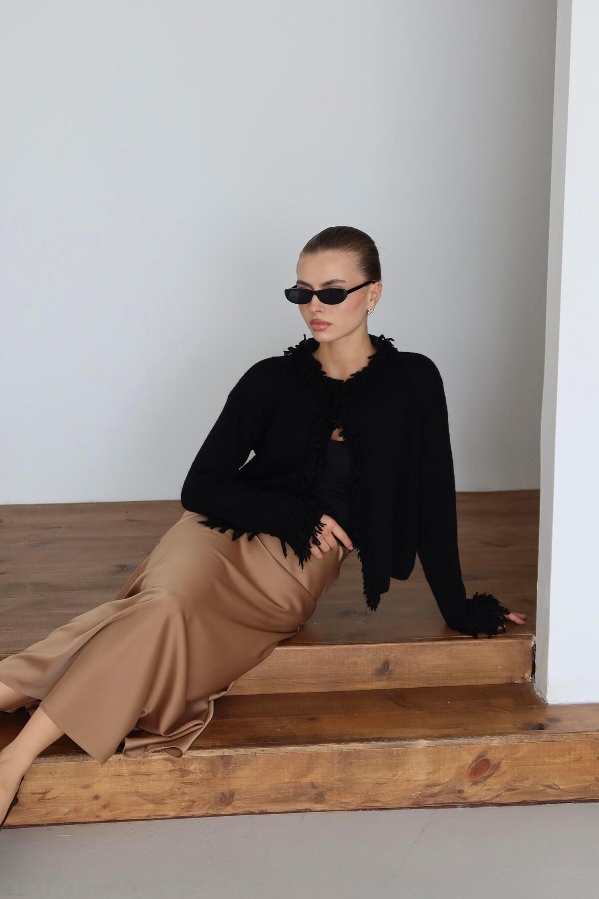 Püskül Detaylı Triko Hırka