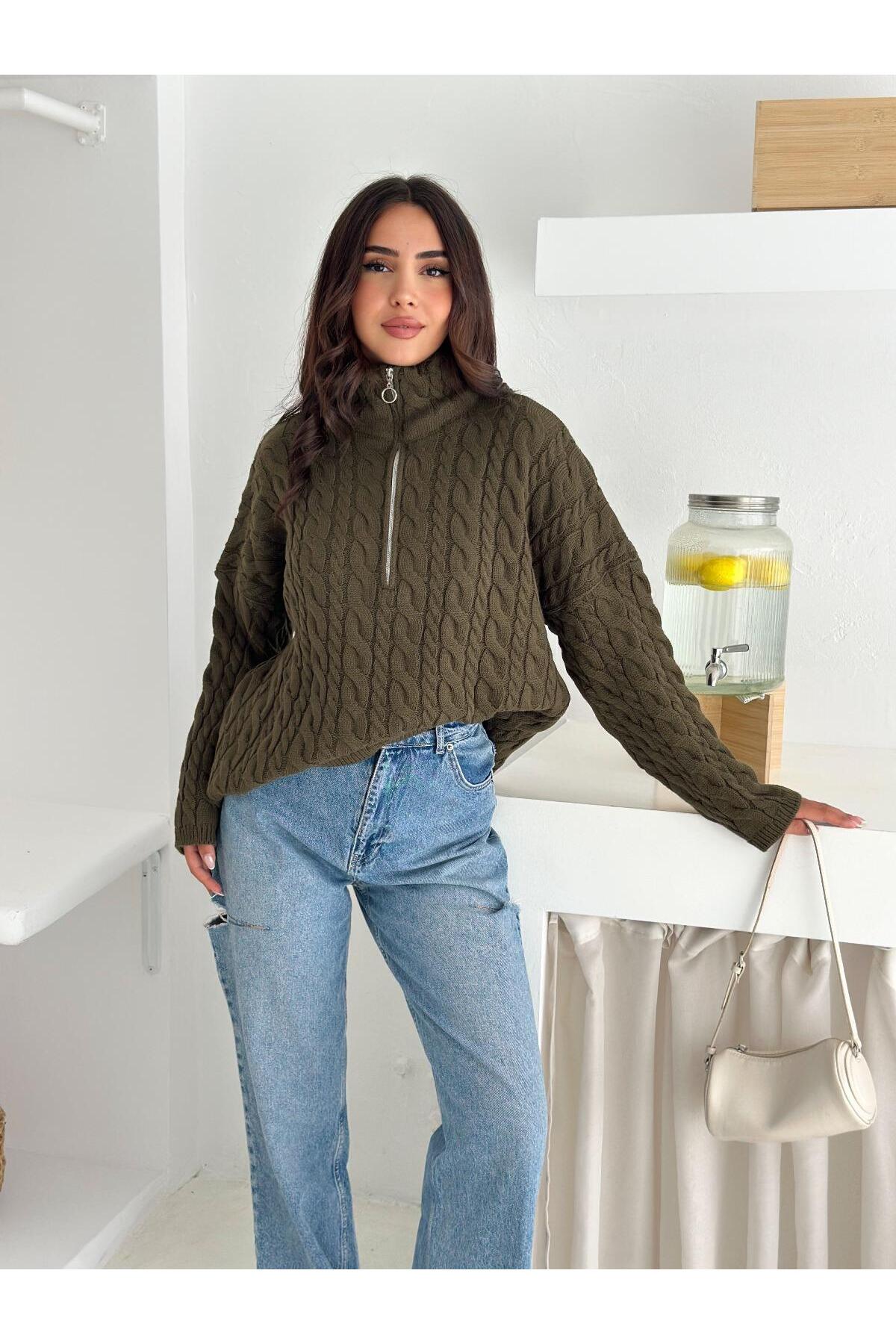 Saç Örgü Desenli Yarım Fermuarlı Dik Yaka Triko Kazak