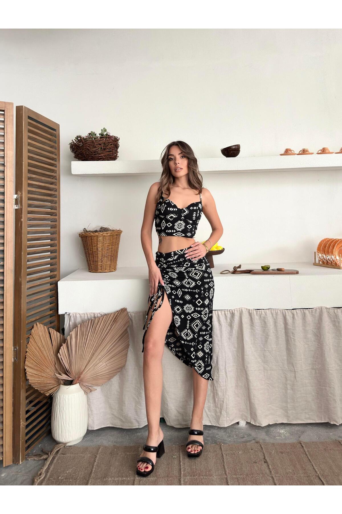 Siyah Etnik Desenli Siyah Askılı Crop ve Yırtmaçlı Midi Etek Takım