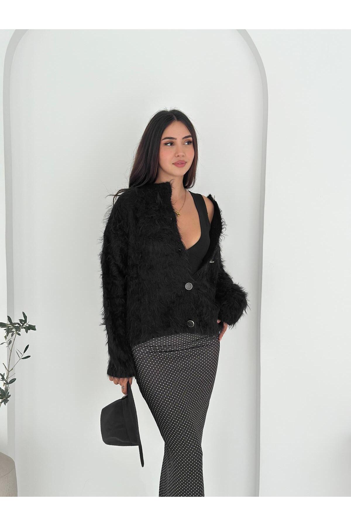 Tüylü Dokulu Bisiklet Yaka Büyük Düğmeli Triko Hırka