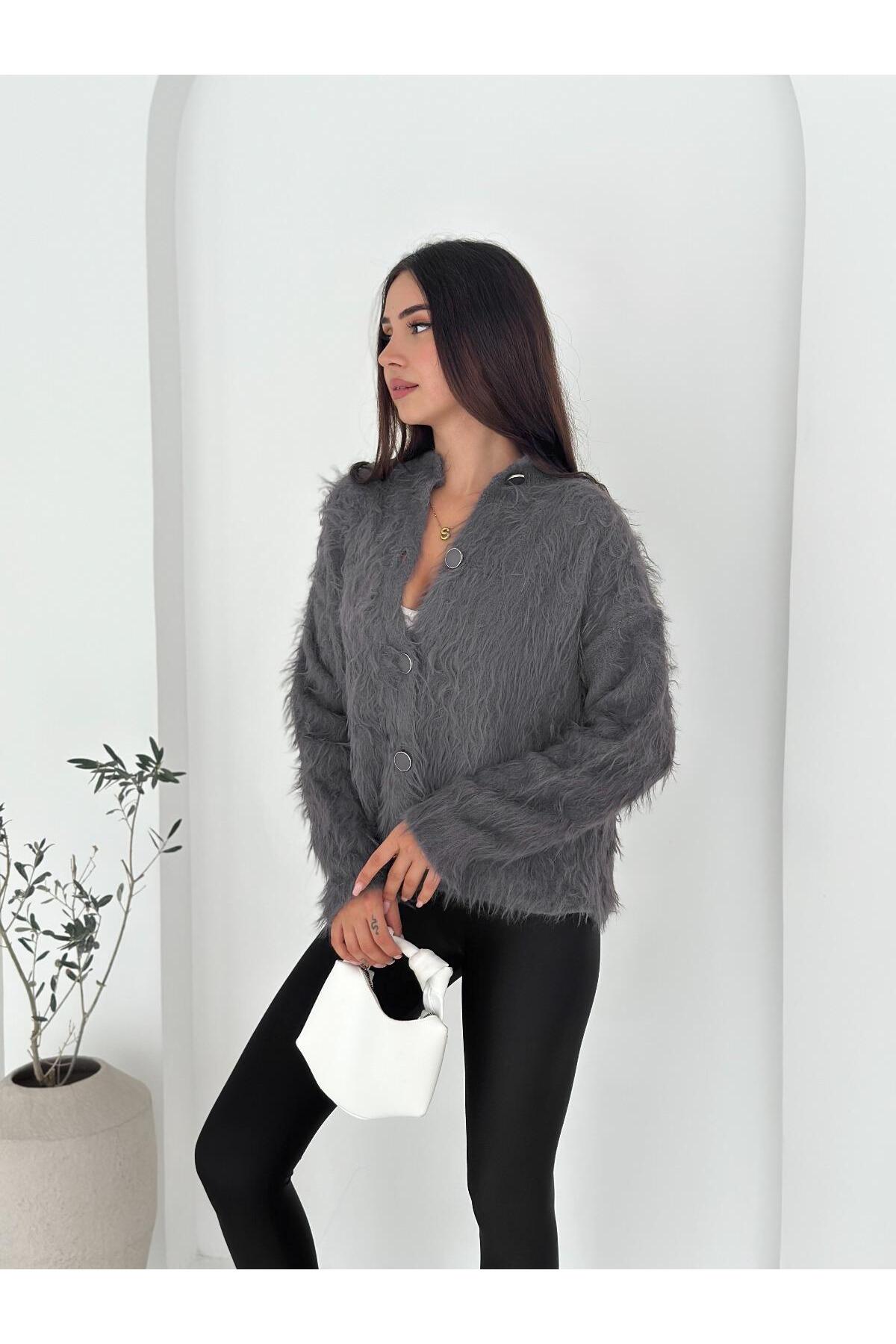 Tüylü Dokulu Bisiklet Yaka Büyük Düğmeli Triko Hırka