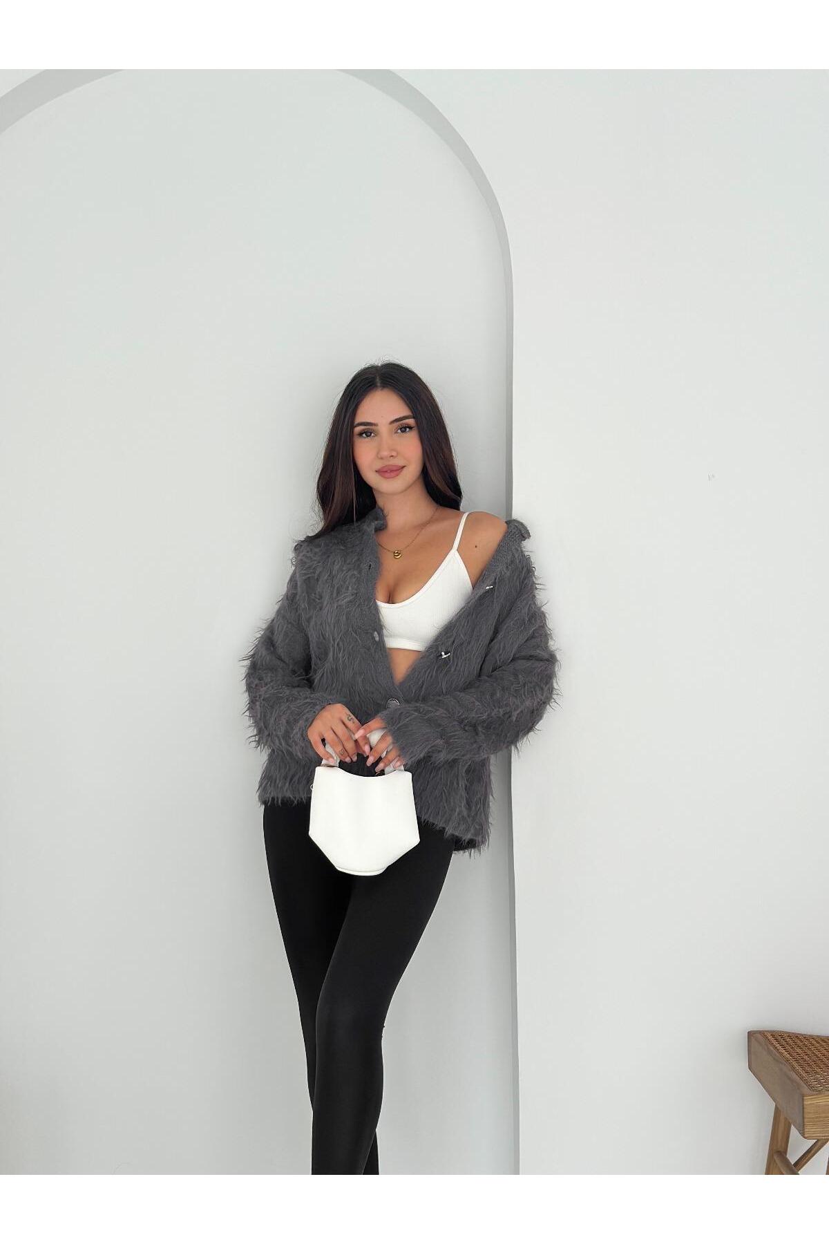 Tüylü Dokulu Bisiklet Yaka Büyük Düğmeli Triko Hırka