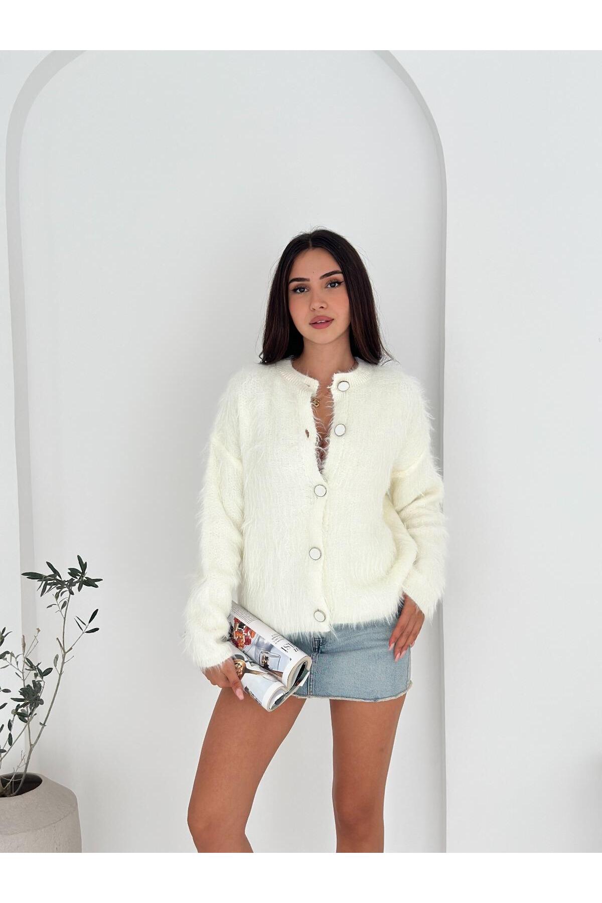 Tüylü Dokulu Bisiklet Yaka Büyük Düğmeli Triko Hırka