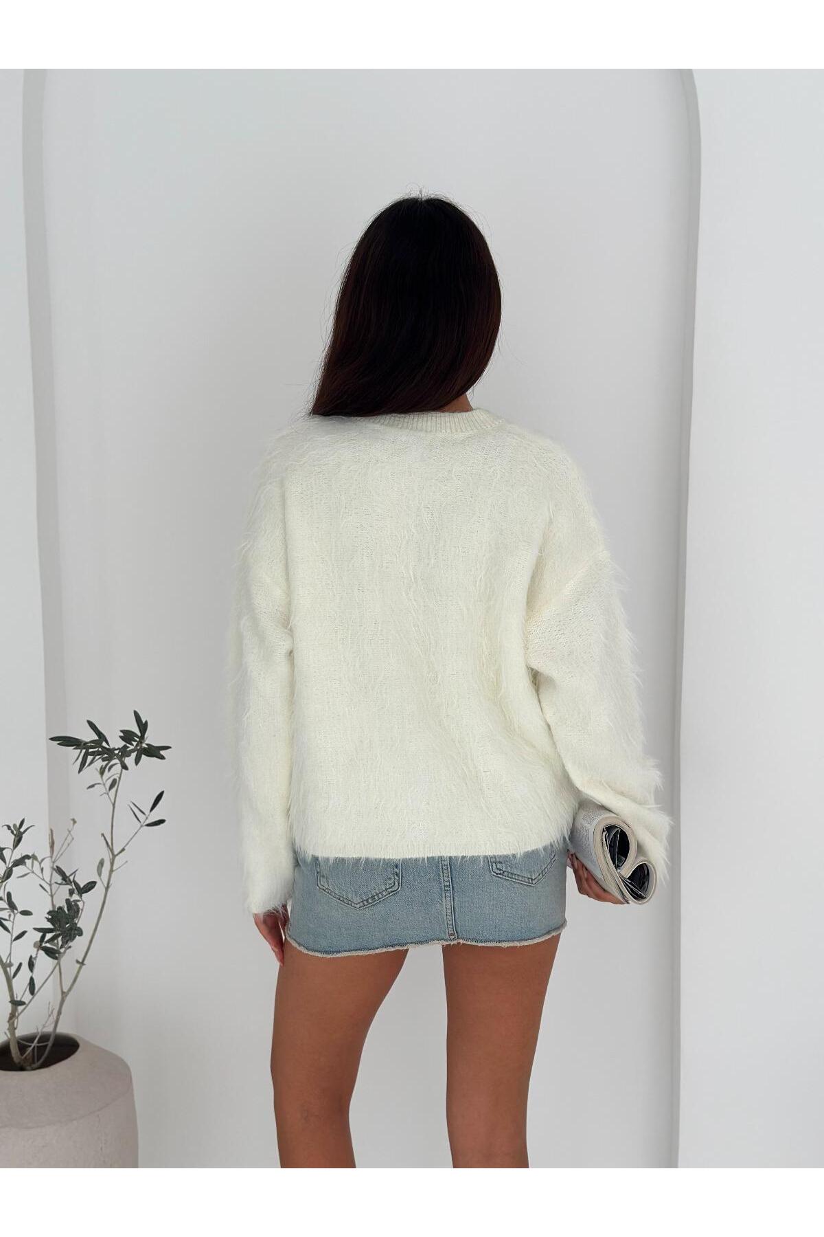 Tüylü Dokulu Bisiklet Yaka Büyük Düğmeli Triko Hırka