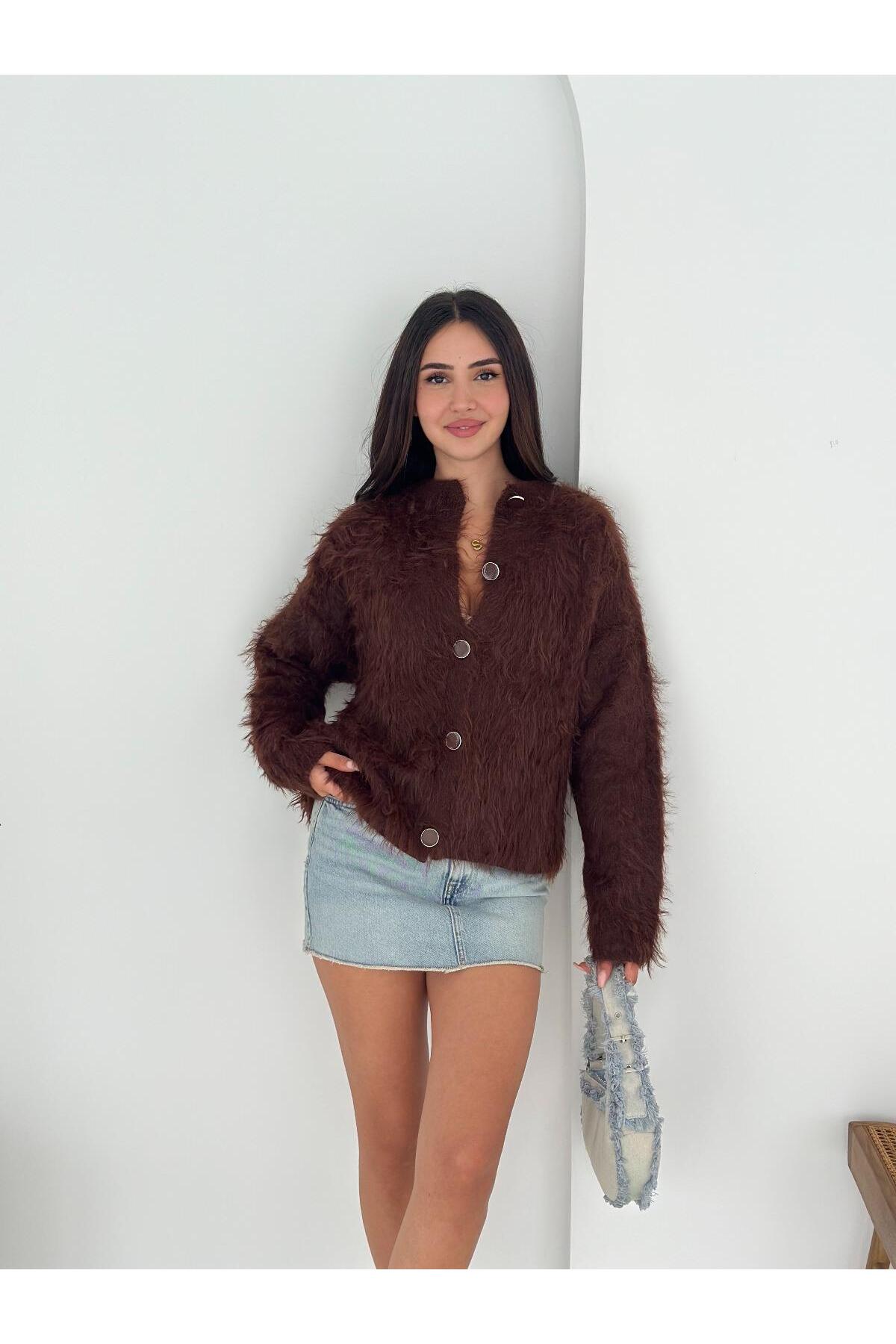 Tüylü Dokulu Bisiklet Yaka Büyük Düğmeli Triko Hırka