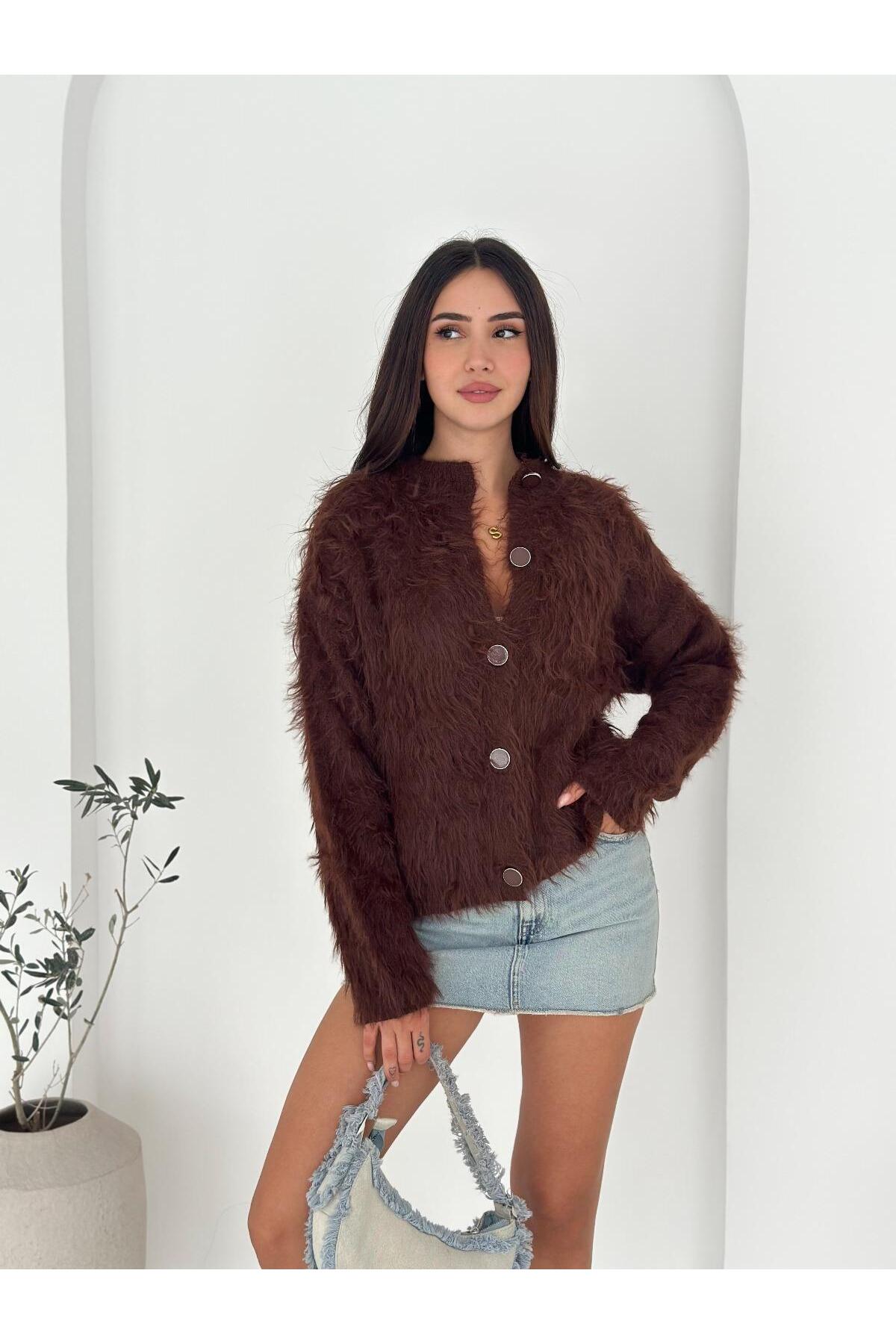 Tüylü Dokulu Bisiklet Yaka Büyük Düğmeli Triko Hırka