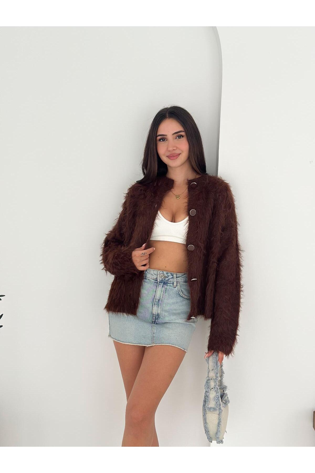 Tüylü Dokulu Bisiklet Yaka Büyük Düğmeli Triko Hırka