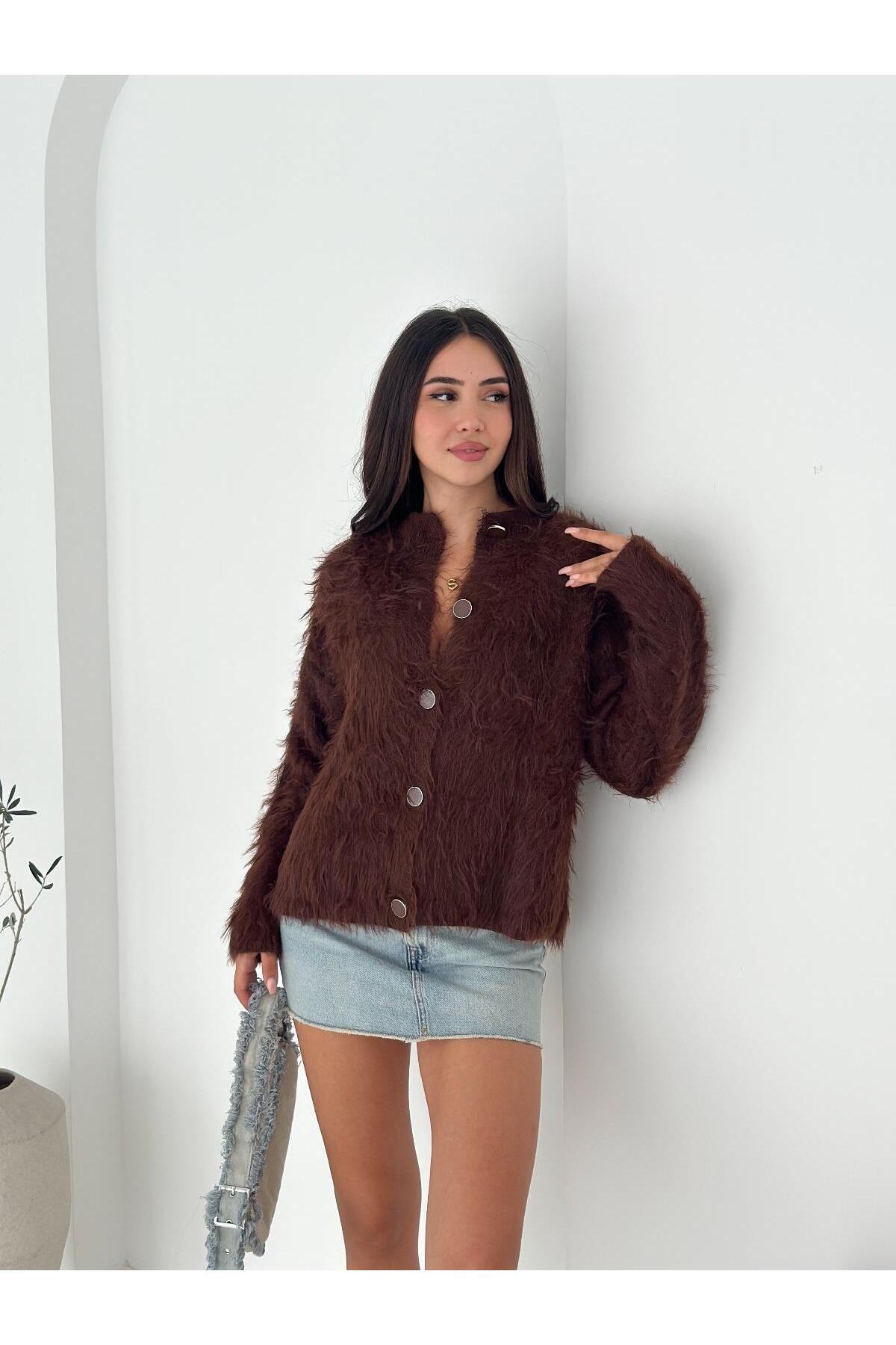 Tüylü Dokulu Bisiklet Yaka Büyük Düğmeli Triko Hırka