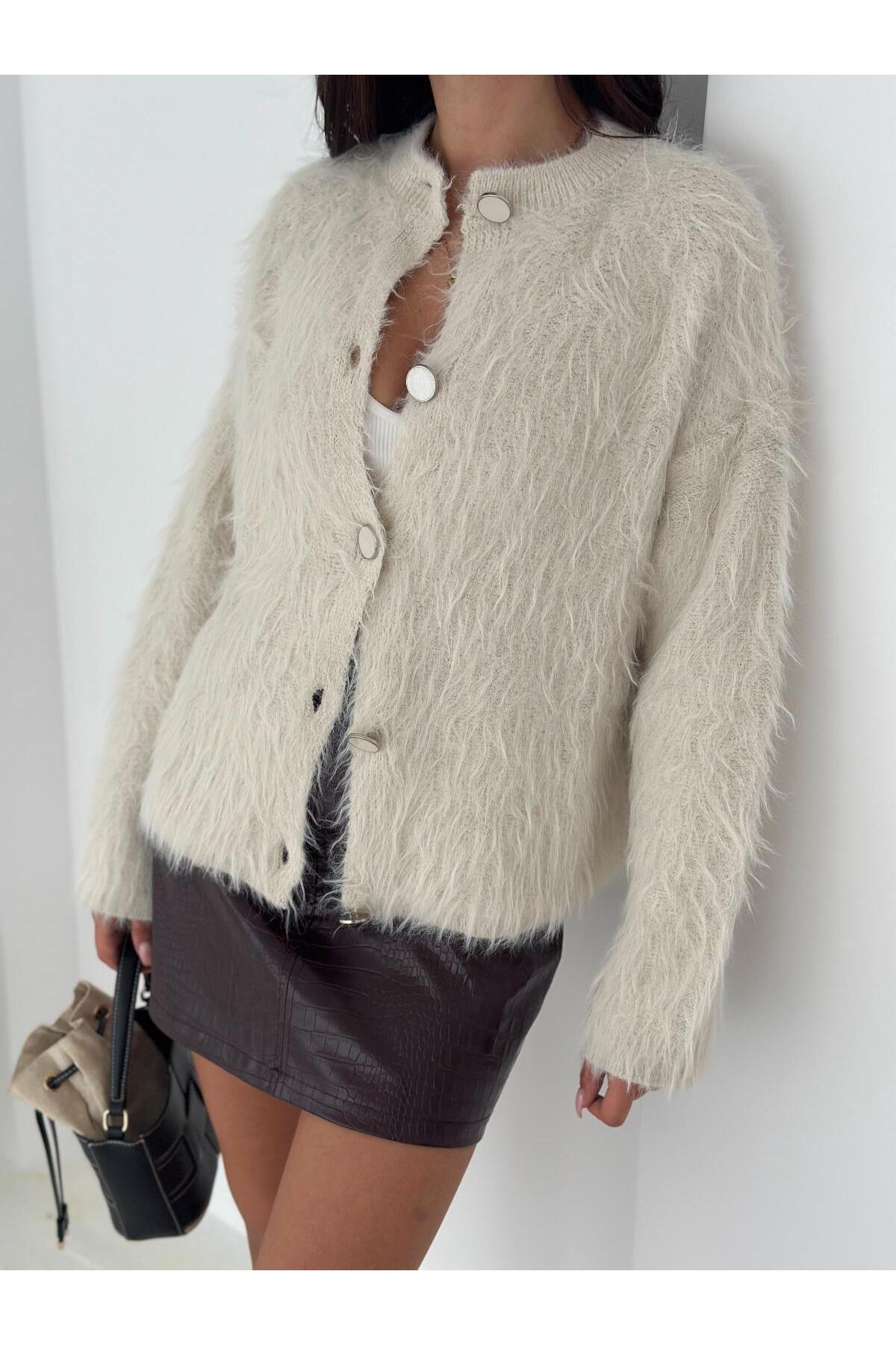 Tüylü Dokulu Bisiklet Yaka Büyük Düğmeli Triko Hırka