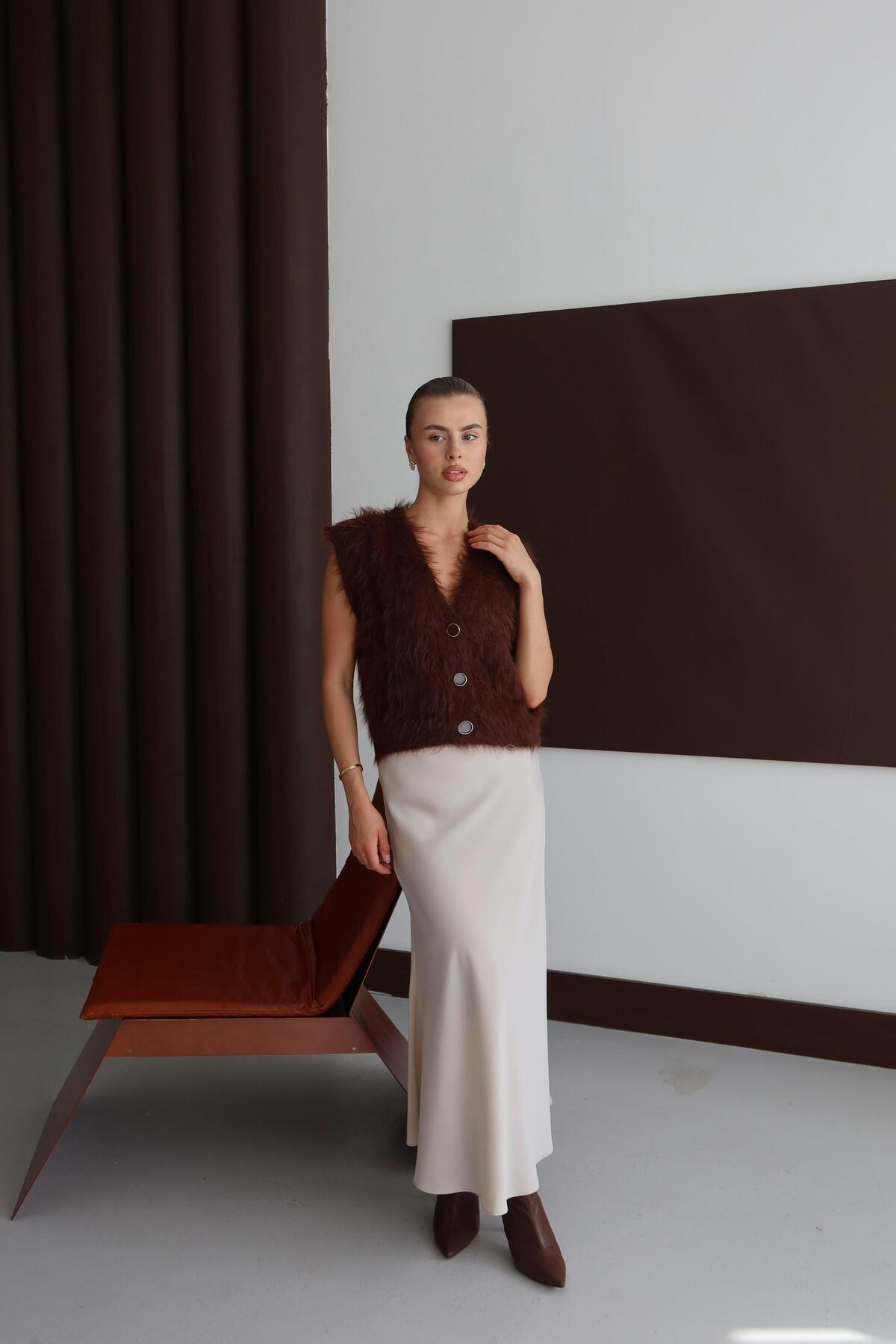 V Yaka Düğmeli Tüylü Triko Yelek