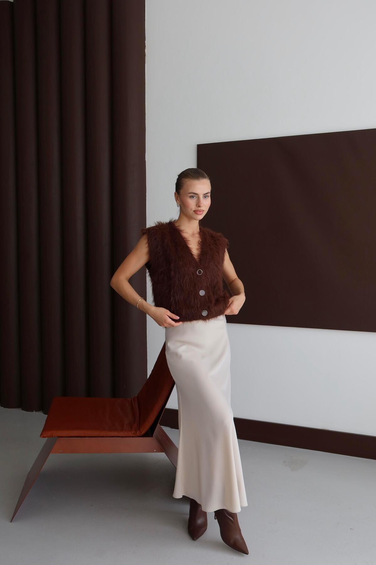 V Yaka Düğmeli Tüylü Triko Yelek