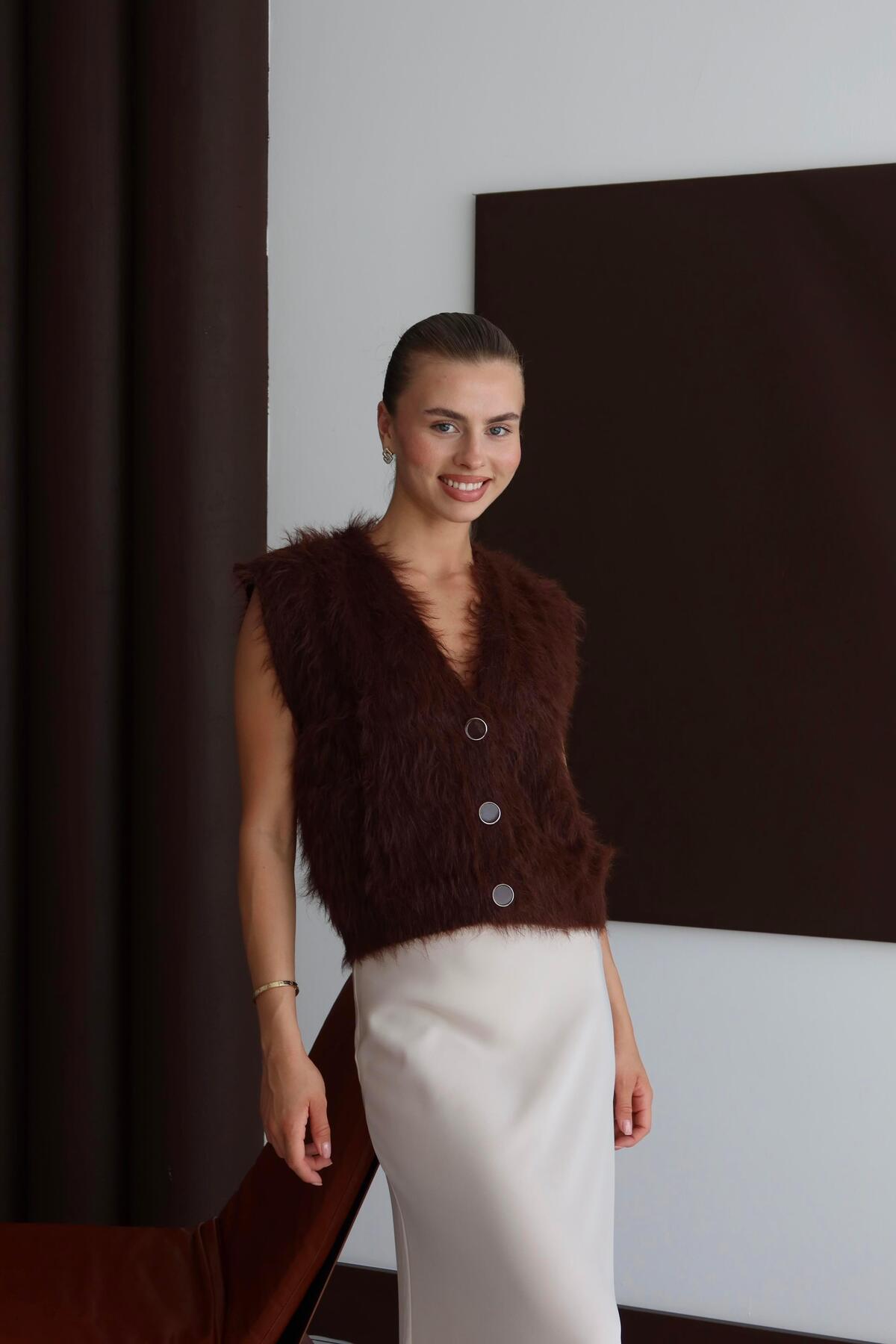 V Yaka Düğmeli Tüylü Triko Yelek