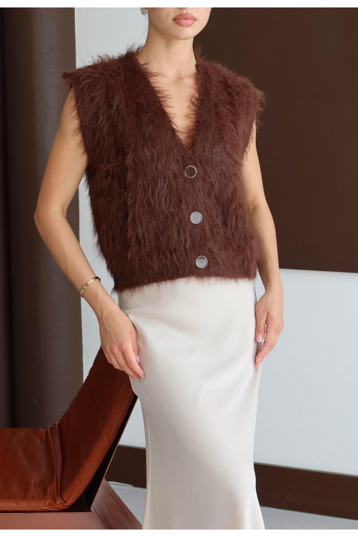 V Yaka Düğmeli Tüylü Triko Yelek