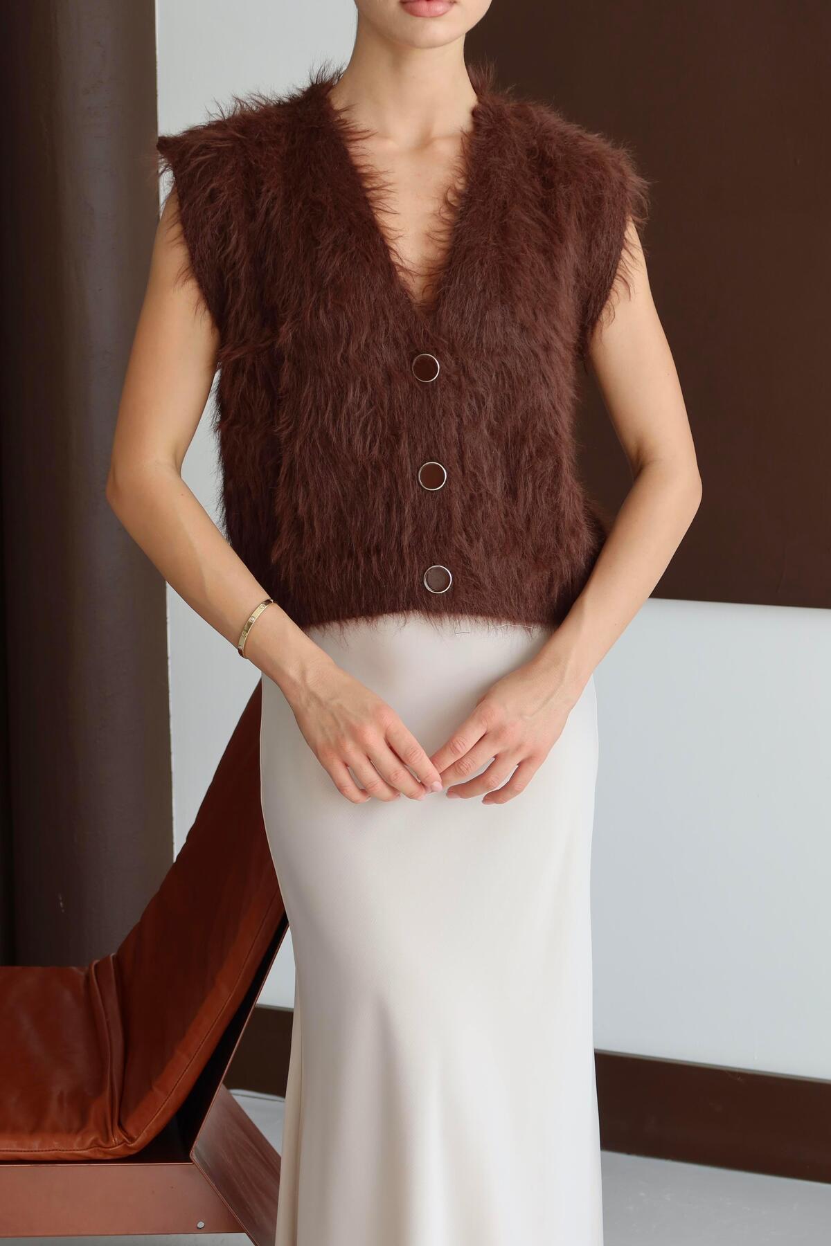 V Yaka Düğmeli Tüylü Triko Yelek